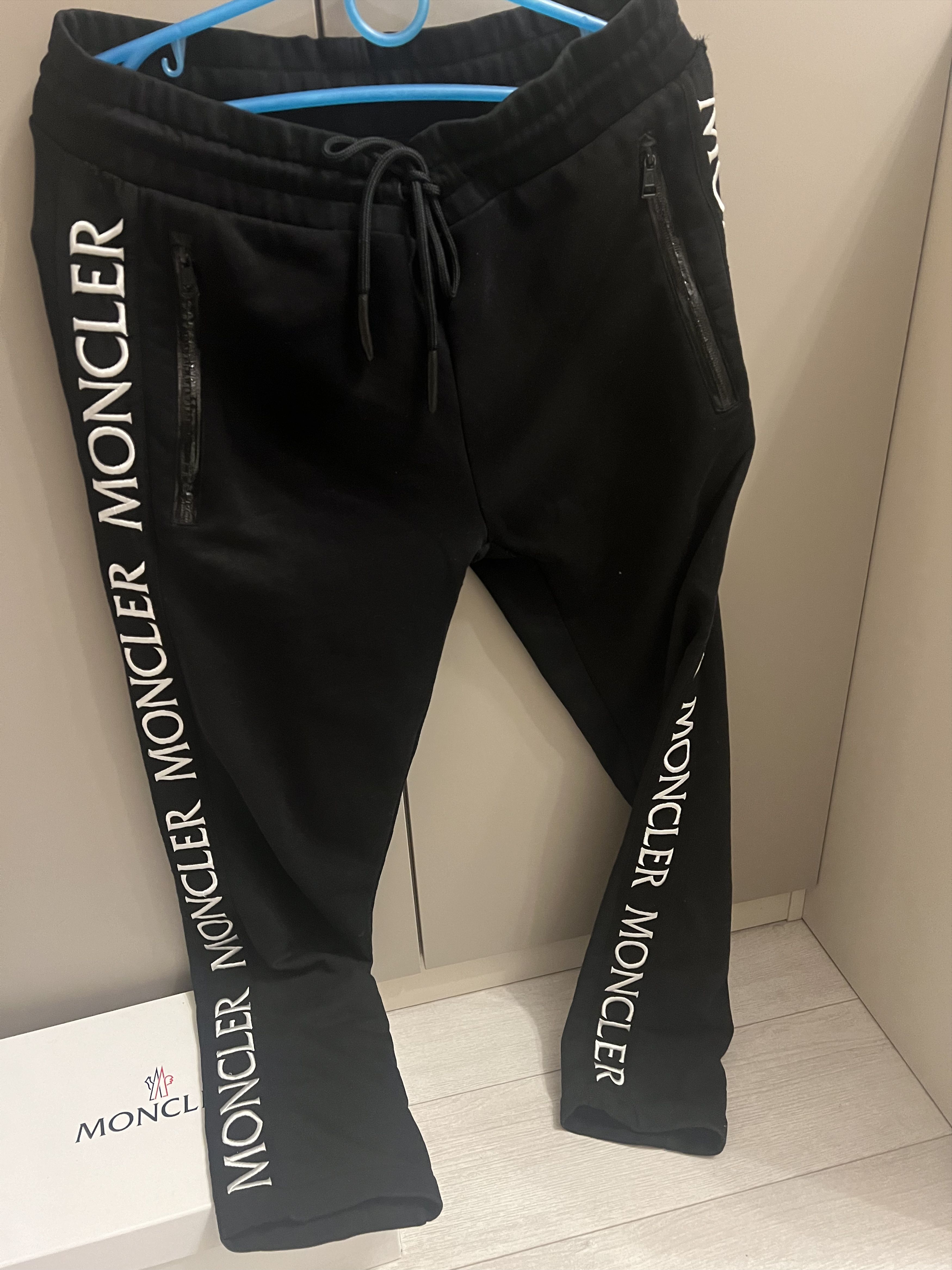 Moncler Moncler Cotton Joggers with Logo Patch Size US 34 / EU 50 - 1 Thumbnail