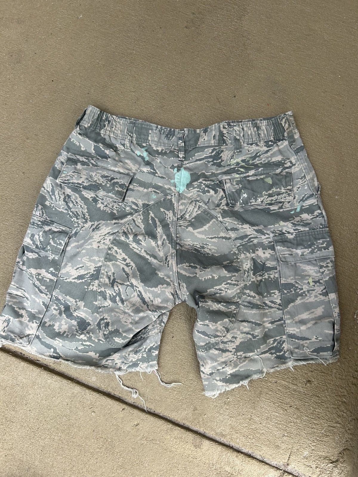 Other 1/1 Your World digi camo car emblem cargo shorts Size US 36 / EU 52 - 6 Thumbnail