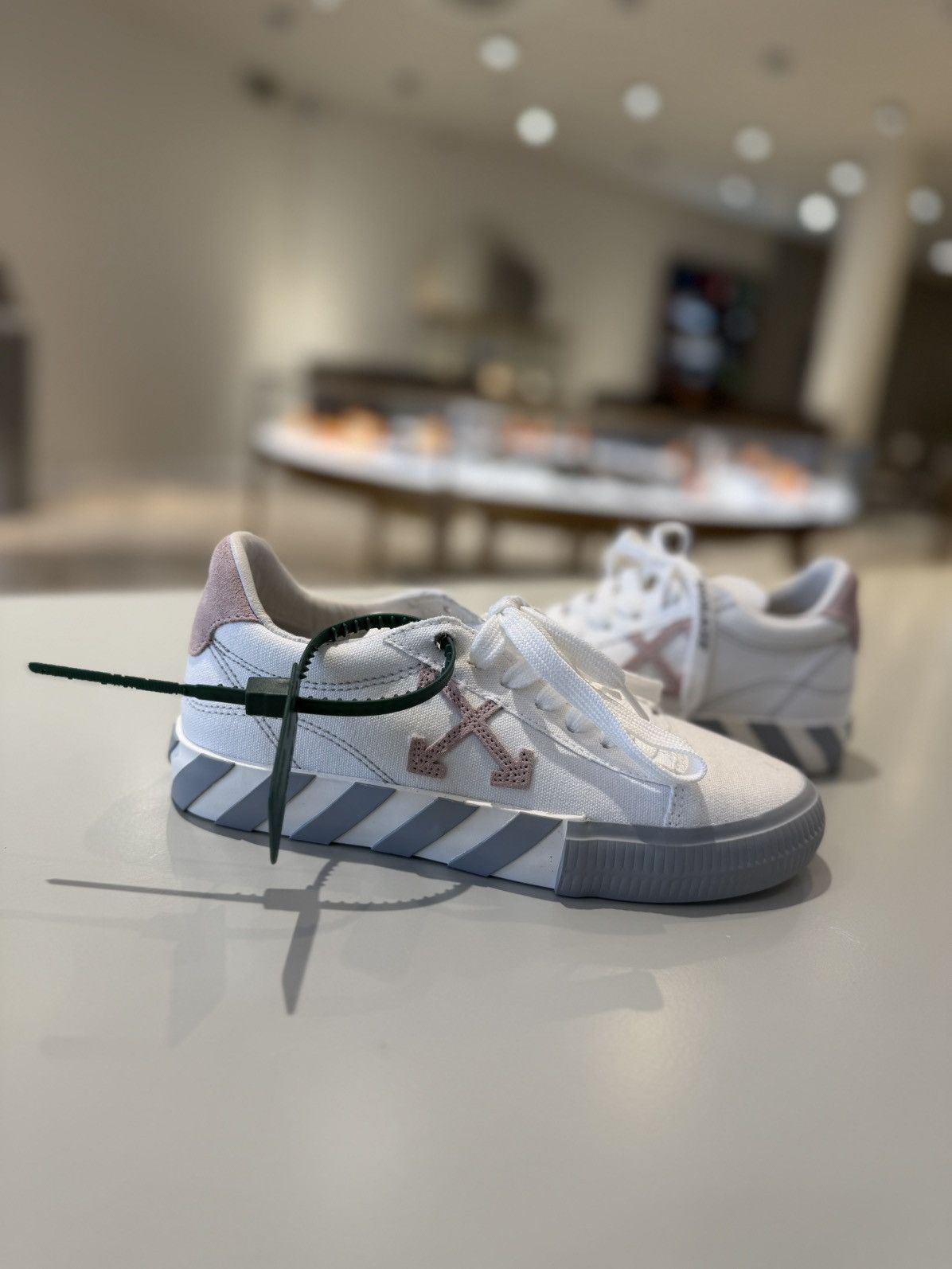 Off-White Off-White New Low Vulcanized sneakers Size US 7 / EU 40 - 2 Thumbnail
