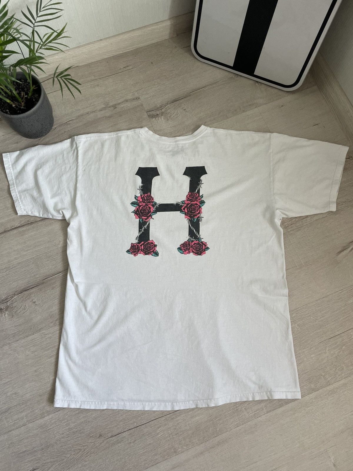 Huf Vintage Rare Huf Skate Co T-shirt Big H Logo with rose Sk8 Size US XL / EU 56 / 4 - 3 Thumbnail