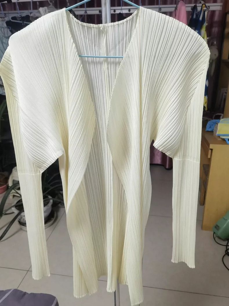 Issey Miyake Issey Miyake A beige pleated cardigan Size XL / US 12-14 / IT 48-50 - 3 Thumbnail