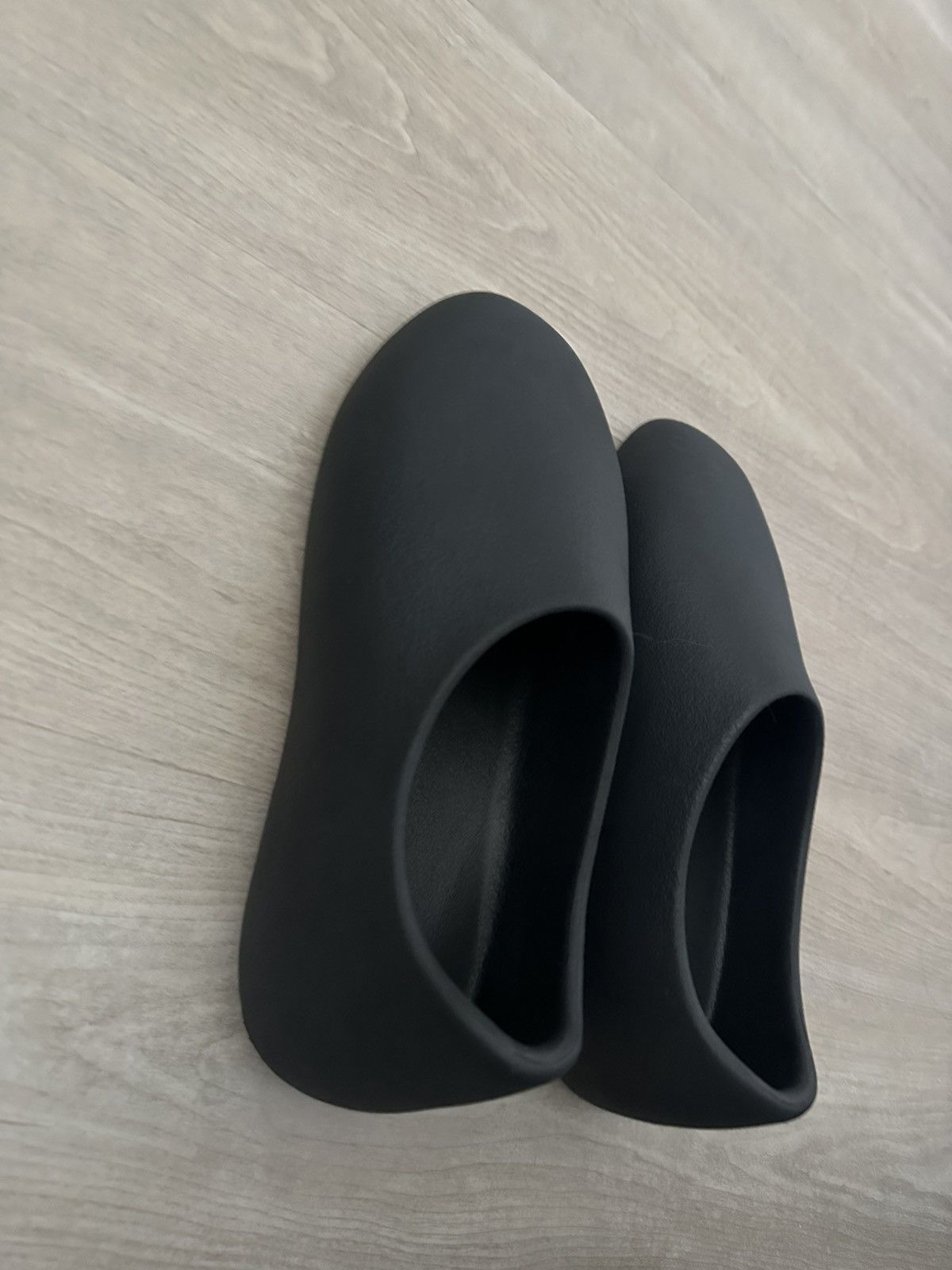 靴 YEEZY SL-01 Black 8 Ye YZY SL-01 Slippers Colorways Debut | Hypebeast