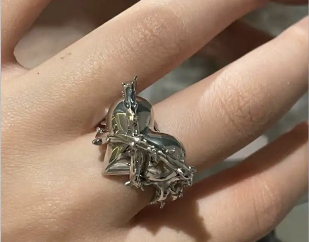Jewelry Torn Heart Adjustable Ring Size ONE SIZE - 1 Thumbnail
