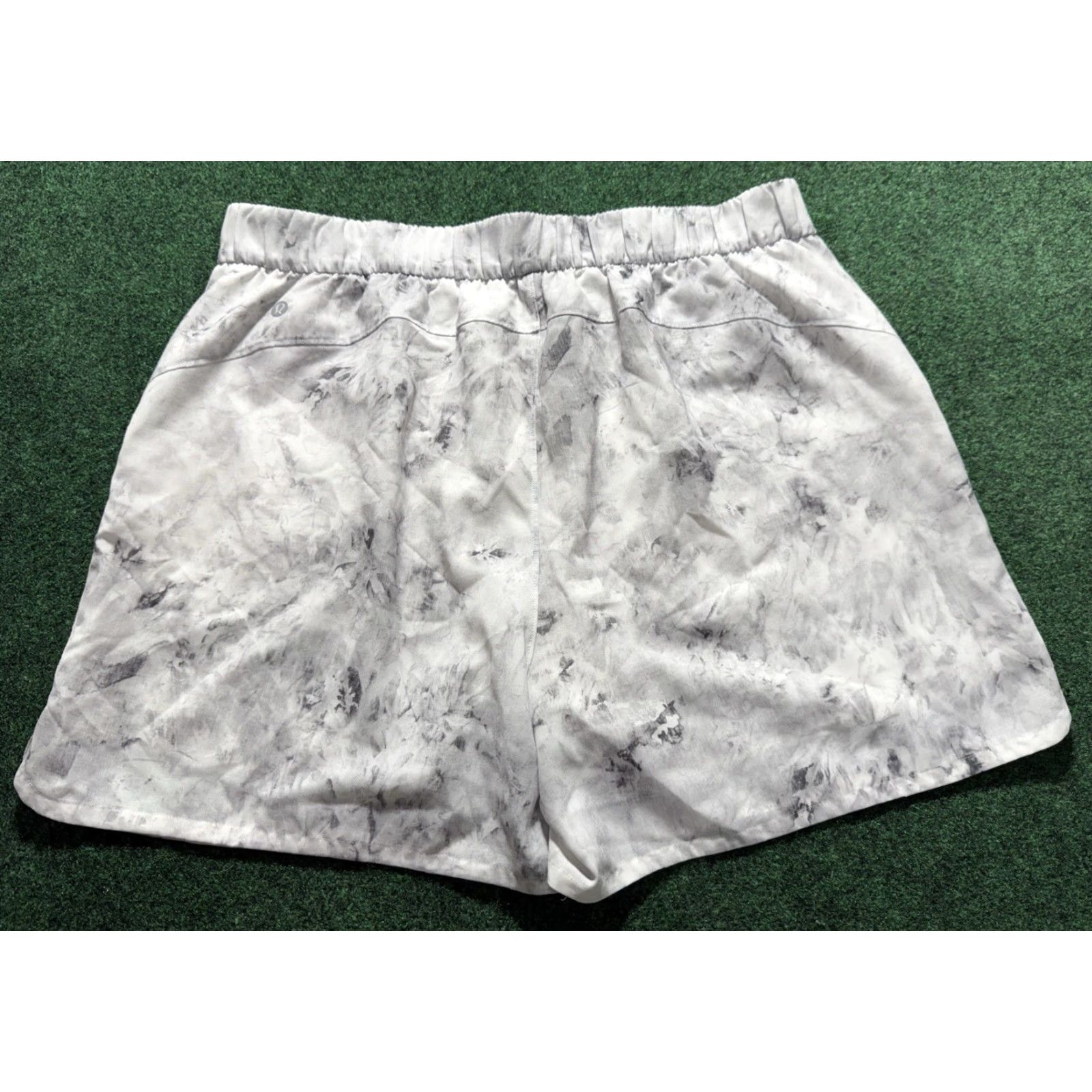Lululemon Lululemon Flat Front Relaxed Short 4" Aquila Rhino Grey 12 Women Activewear Casual Shorts Size 34" / US 12 / IT 48 - 2 Thumbnail