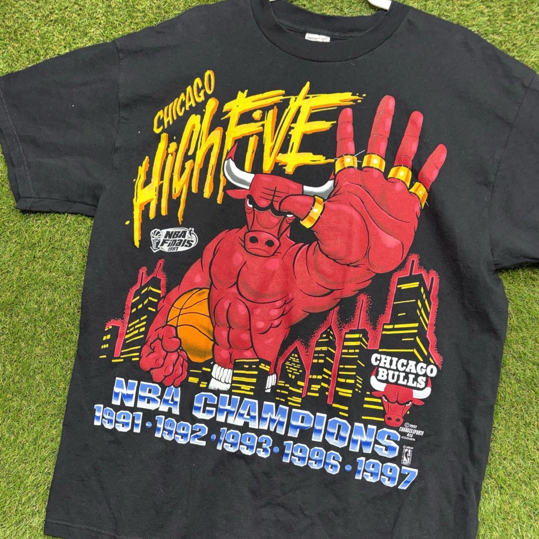 Vintage VINTAGE Chicago Bulls 1997 Championship Shirt Mens XL High Five Michael Jordan T-Shirt Crew Neck Short Sleeve Black Cotton 90s Mens Size US XL / EU 56 / 4 - 3 Thumbnail