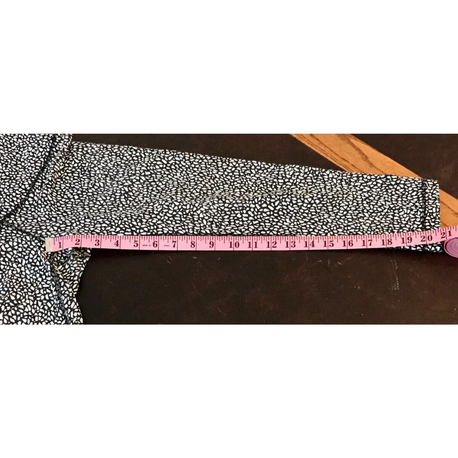 Lululemon Lululemon Wunder Under Crop Hi Rise Miss Mosaic Black/White Size 28" / US 6 / IT 42 - 7 Thumbnail