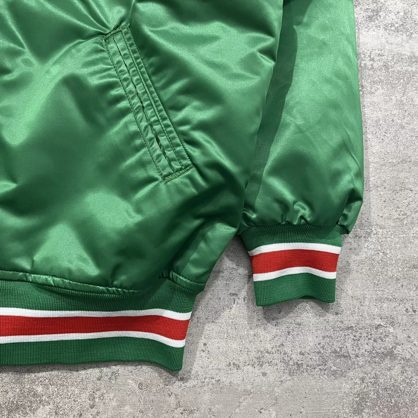 Good Man Brand × NCAA × Vintage VTG 80s 90s NCAA HAWAII RAINBOW WARRIORS SATIN BOMBER JACKET Size US S / EU 44-46 / 1 - 3 Thumbnail