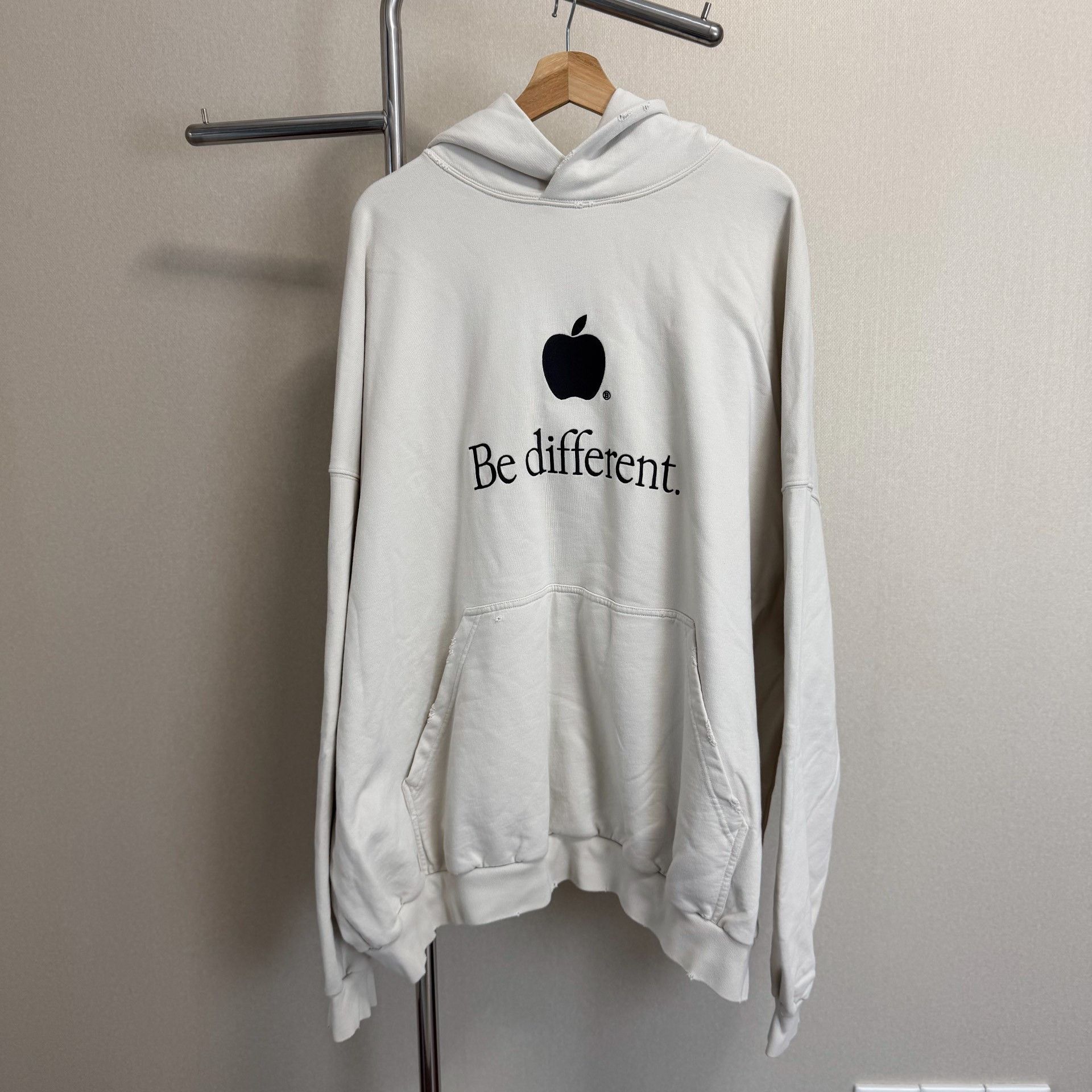 た*き様 BALENCIAGA 2022aw Be different フーディ Balenciaga Unreleased FW2022 BE DIFFERENT APPLE LOGO EMBROIDERED