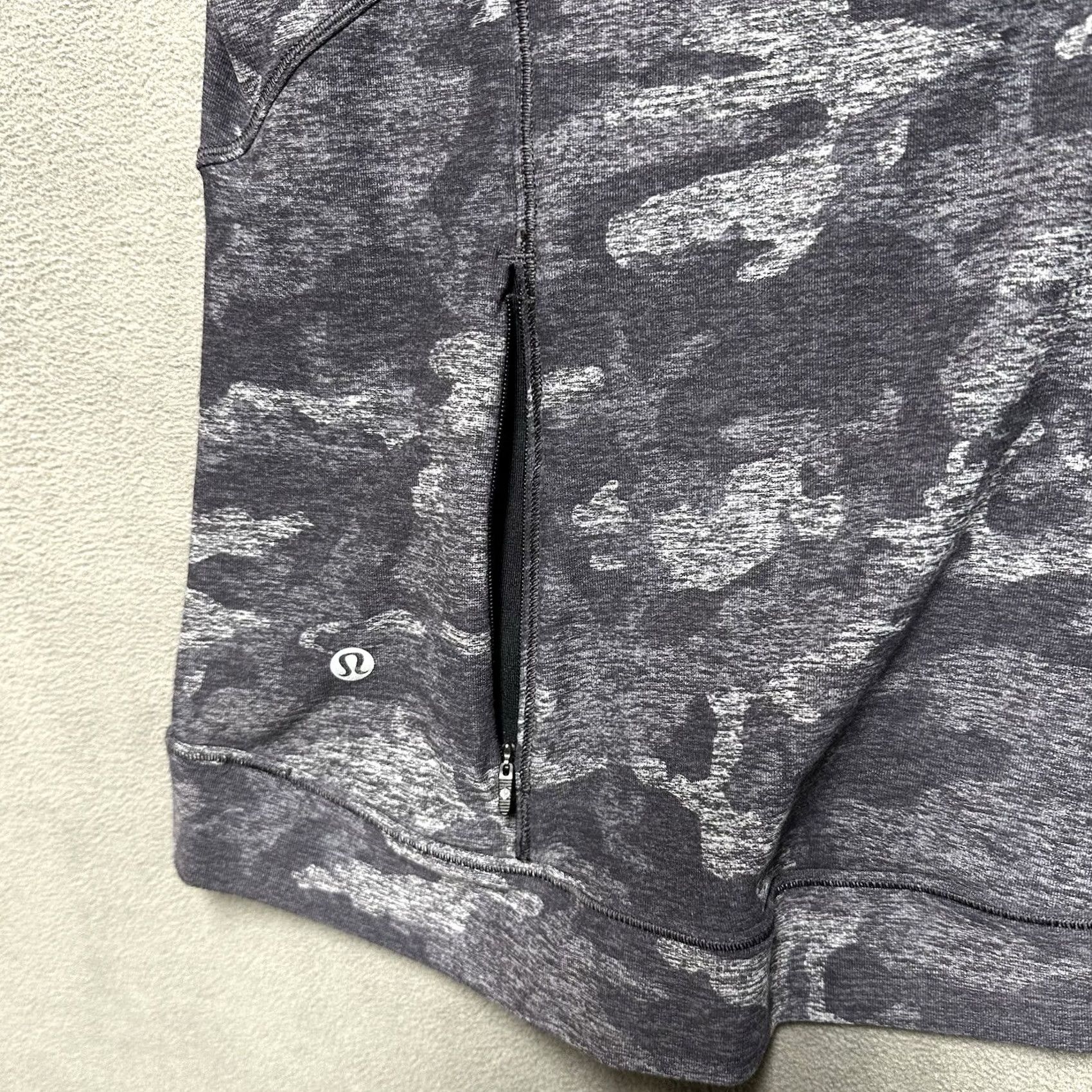 Lululemon Lululemon Outrun The Elements Top Womens Size 6 Gray Incognito Camo HTR Black Size M / US 6-8 / IT 42-44 - 7 Thumbnail