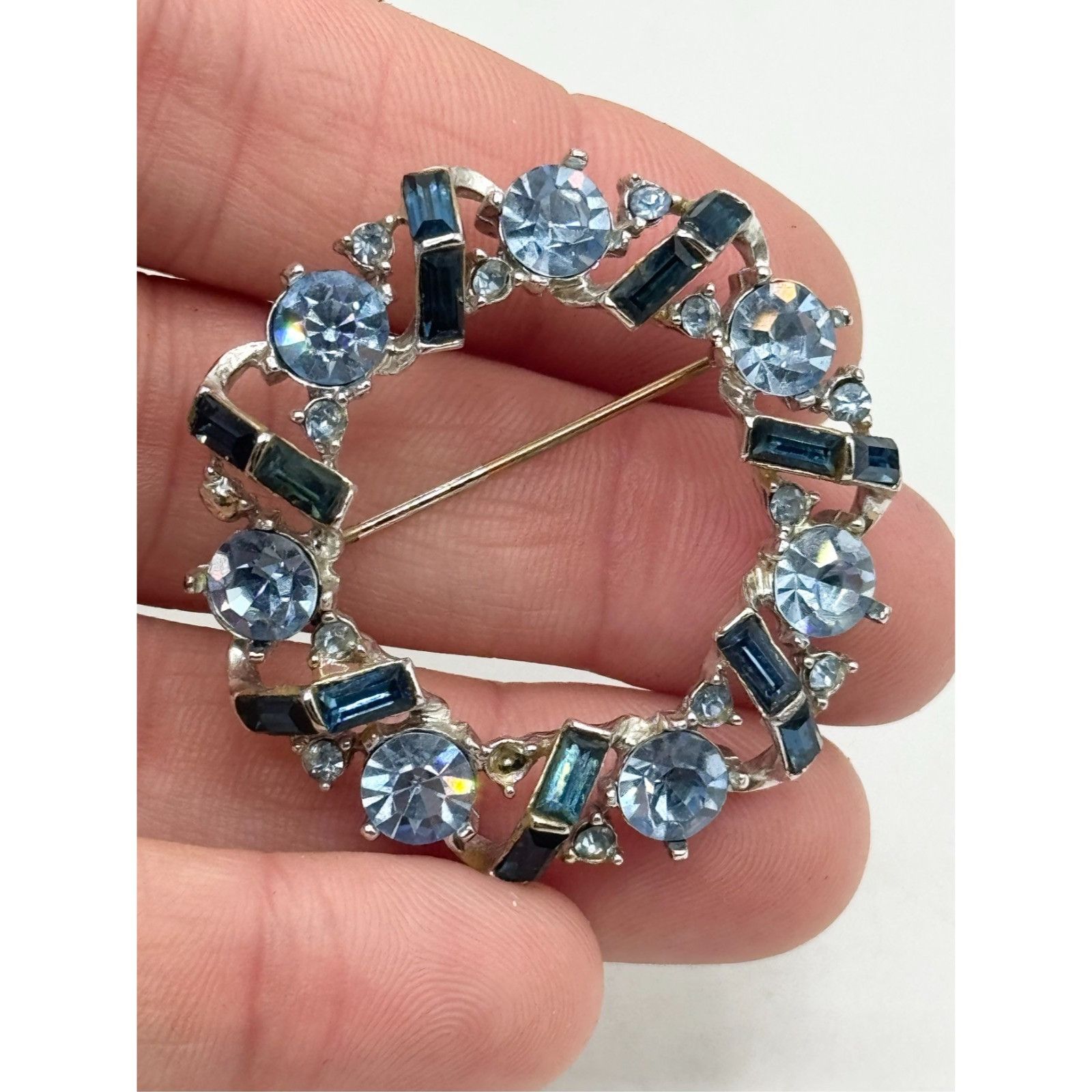 Vintage Vintage blue rhinestone wreath brooch pin Size ONE SIZE - 2 Thumbnail