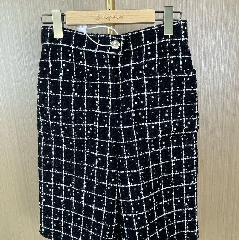 Chanel Chanel Black Wool Women's Shorts 0089 Size 28" / US 6 / IT 42 - 1 Thumbnail