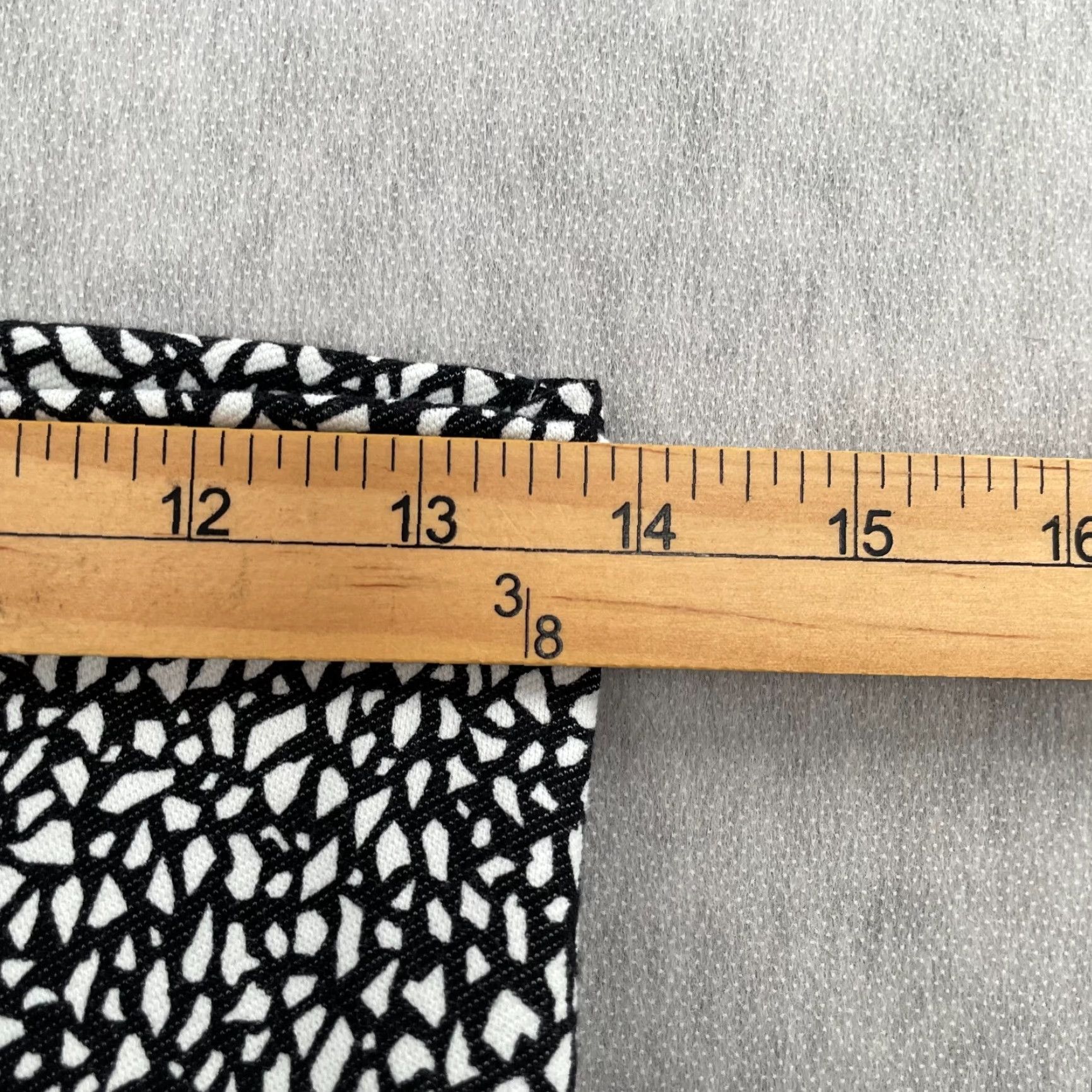 Lululemon Lululemon Pants Womens 10 Black White Crop Leggings Yoga Gym Logo Ladies Size 32" / US 10 / IT 46 - 7 Thumbnail