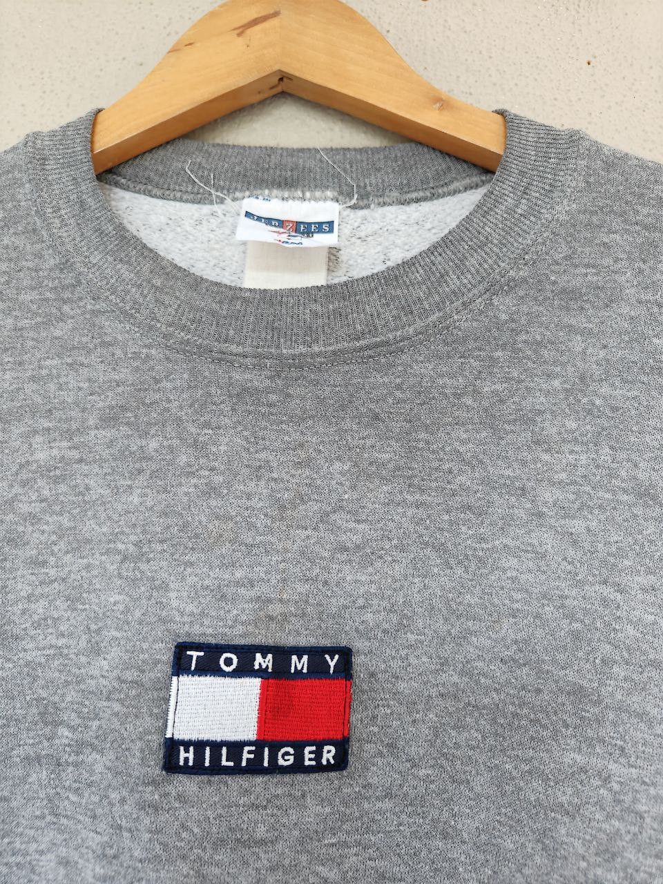 Tommy Hilfiger Vtg Tommy Hilfiger Centre Logo Crewneck Size US L / EU 52-54 / 3 - 2 Thumbnail