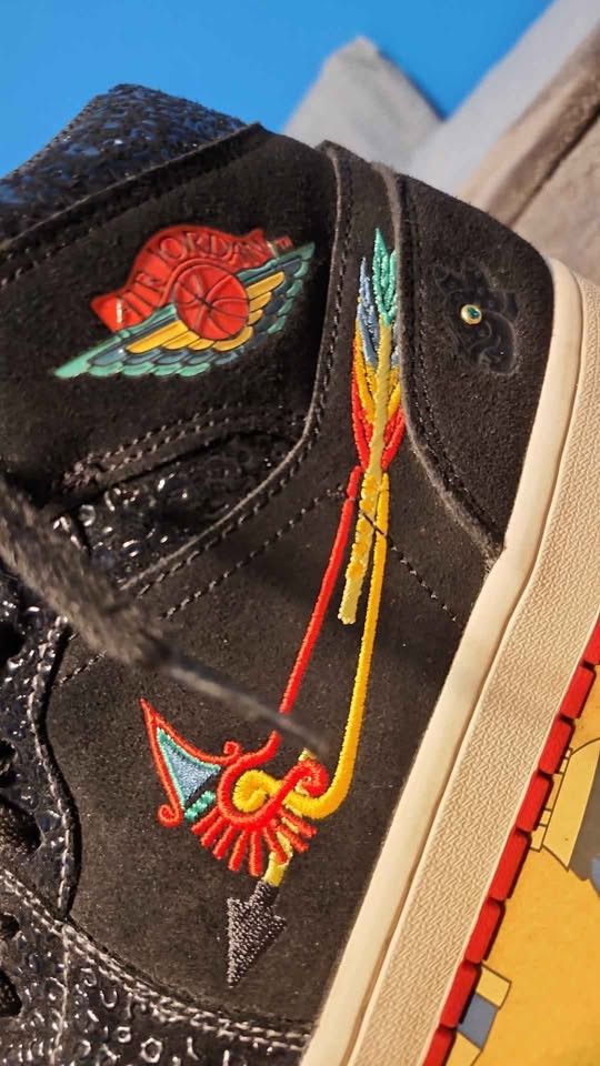 Jordan Brand × Nike Nike Air Jordan 1 Mid Siempre Familia (DN4904-001) Size US 11.5 / EU 44-45 - 7 Thumbnail