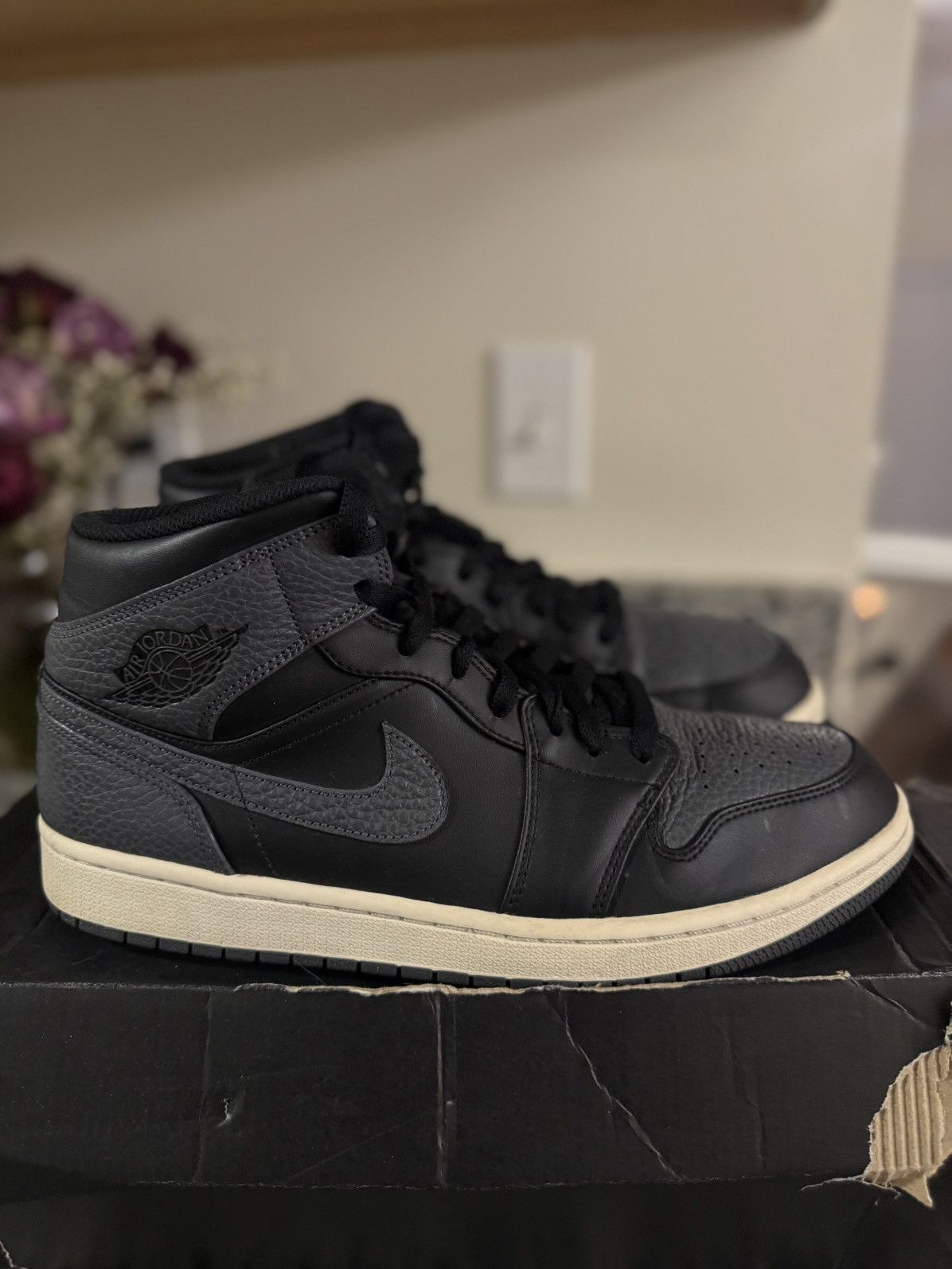 Jordan Brand × Nike Jordan 1 Mid Dark Grey 2018 554724-041 Size 10.5 OG RARE Size US 10.5 / EU 43-44 - 5 Thumbnail
