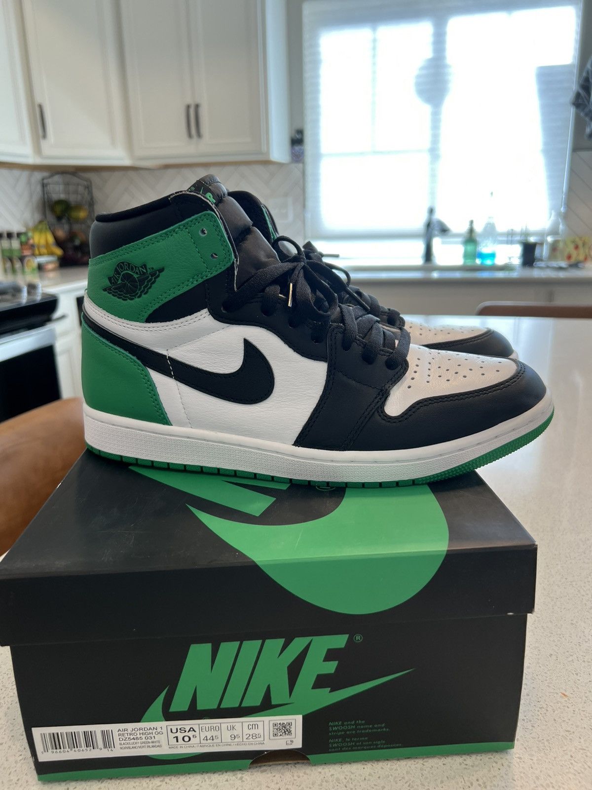 Jordan Brand Jordan 1 Retro High OG (Lucky Green) Size US 10.5 / EU 43-44 - 1 Thumbnail