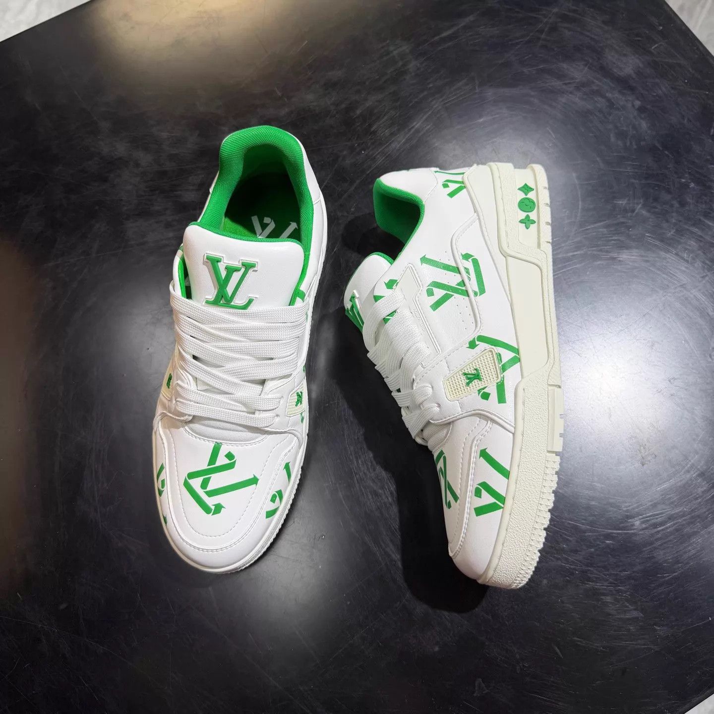 Louis Vuitton Louis Vuitton LV Trainer White Green UK6 Size US 7 / EU 40 - 6 Thumbnail