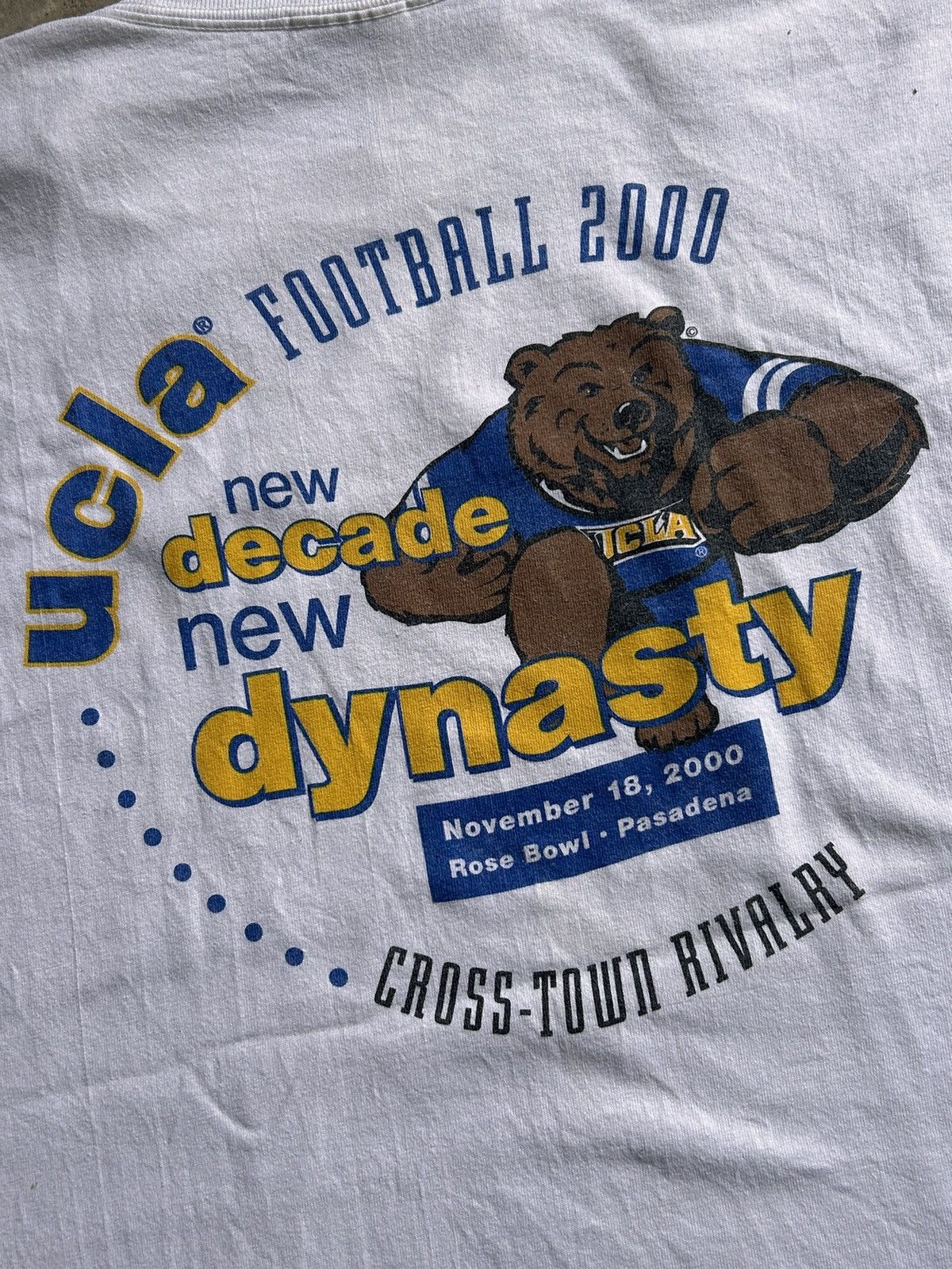 Hanes UCLA Football 2000 White Tee Backhit Size US L / EU 52-54 / 3 - 3 Thumbnail