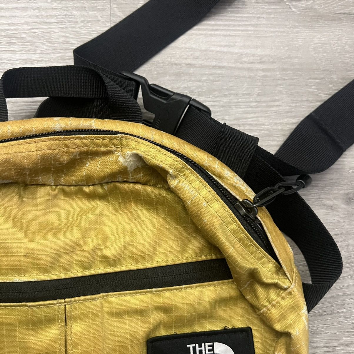 Supreme × The North Face Supreme The North Face Metallic Roo II Lumbar Pack Pouch Size ONE SIZE - 5 Thumbnail