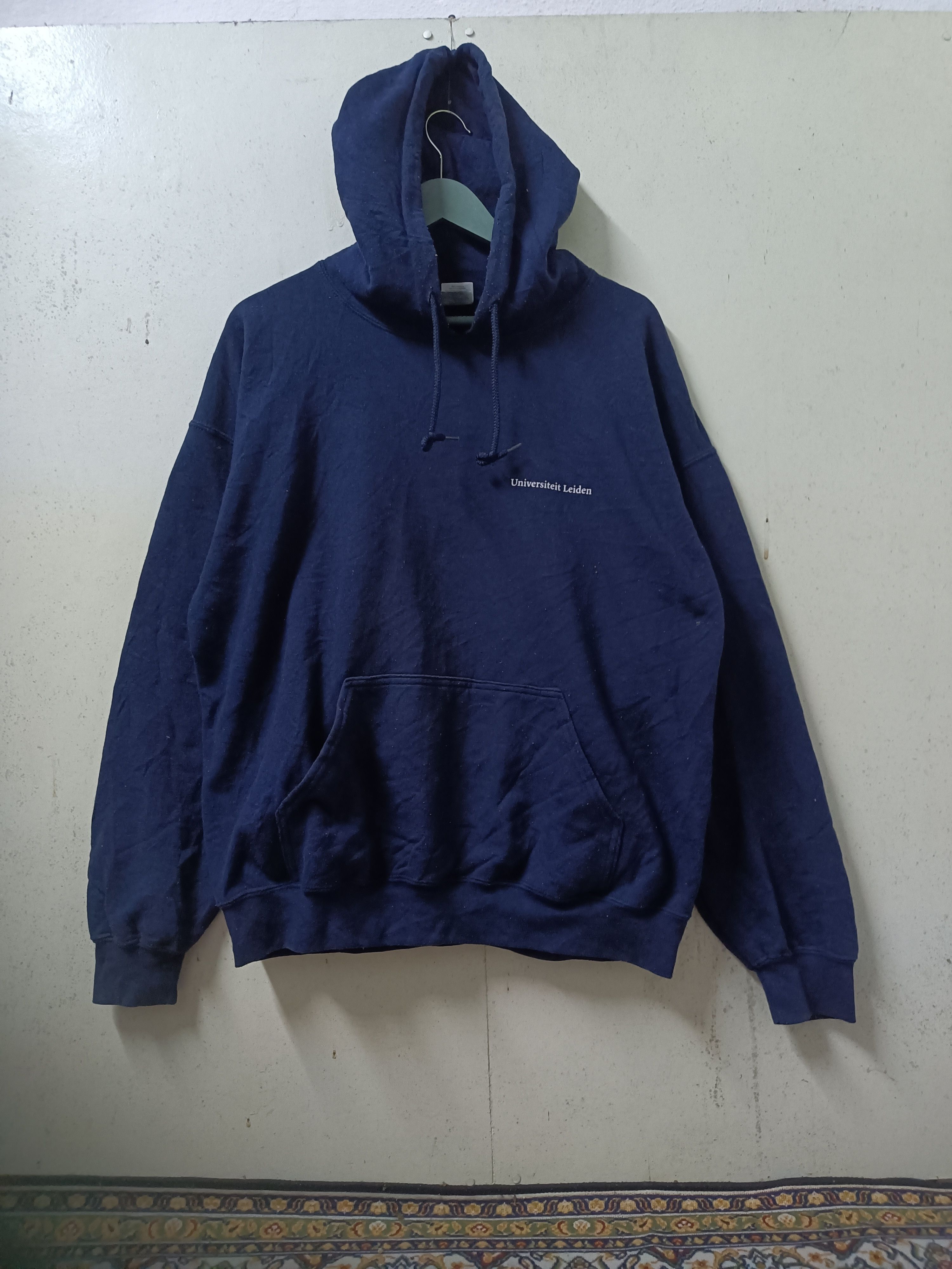 image of Gildan x Vintage Universiteit Leiden Hoodie University in Navy Blue, Men's (Size Large)