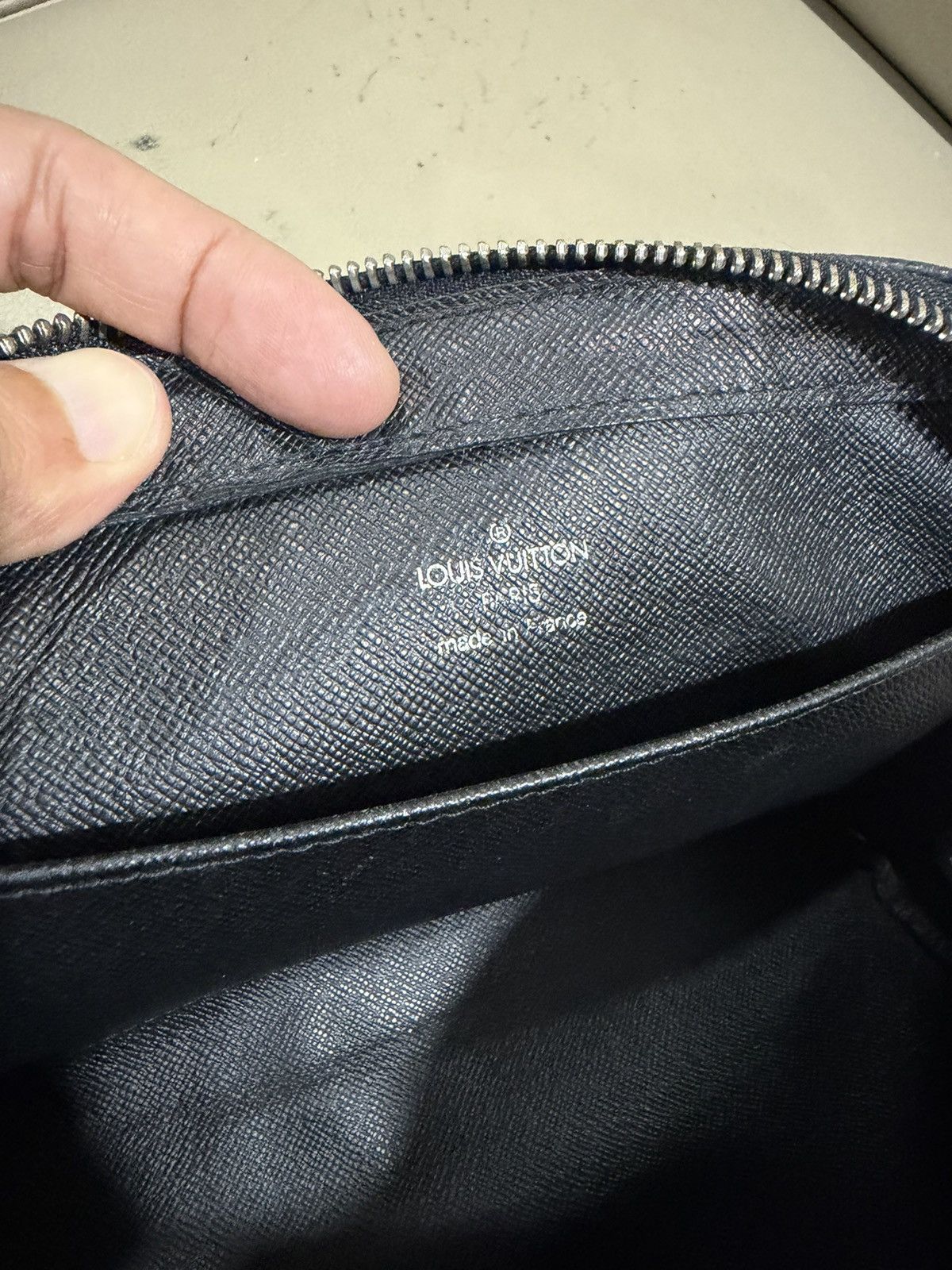 Louis Vuitton Authentic Louis Vuitton Taiga Black Clutch Size ONE SIZE - 13 Thumbnail