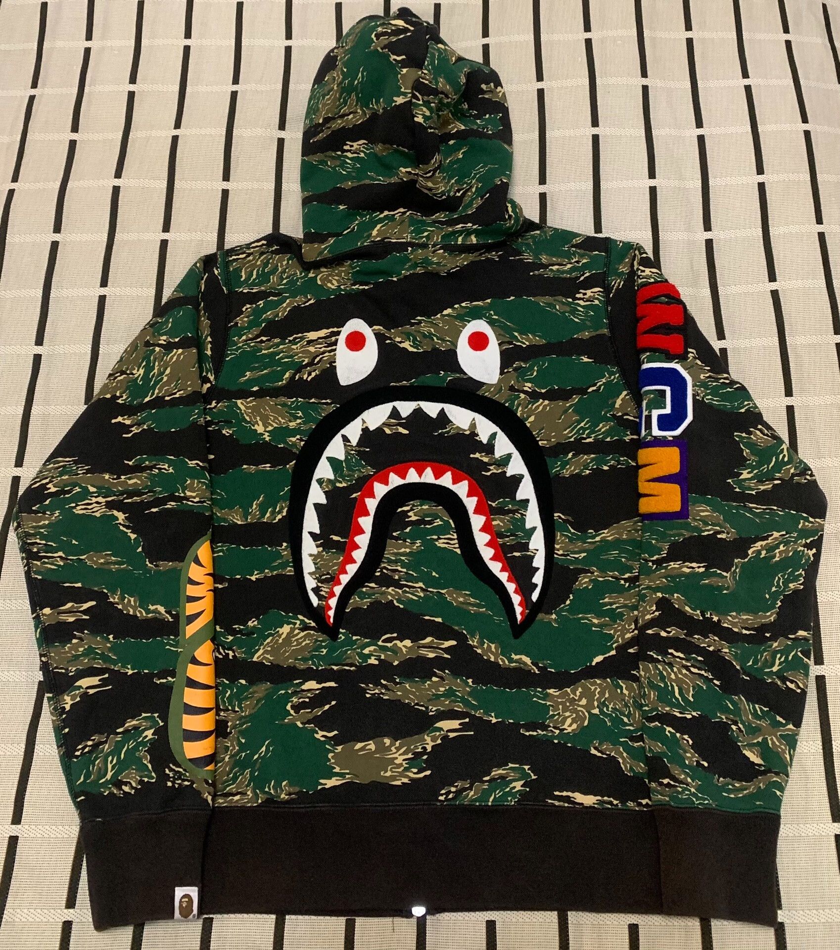 Bape Bape Shark Camo Hoodie M Men Size US M / EU 48-50 / 2 - 1 Thumbnail