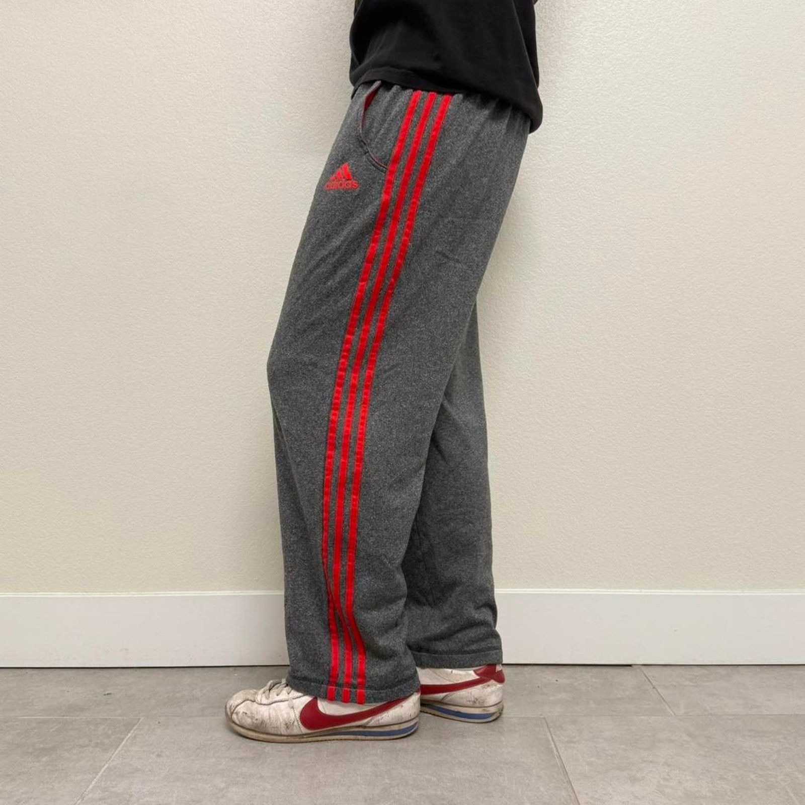 Adidas Baggy adidas sweatpants Size US 30 / EU 46 - 1 Thumbnail