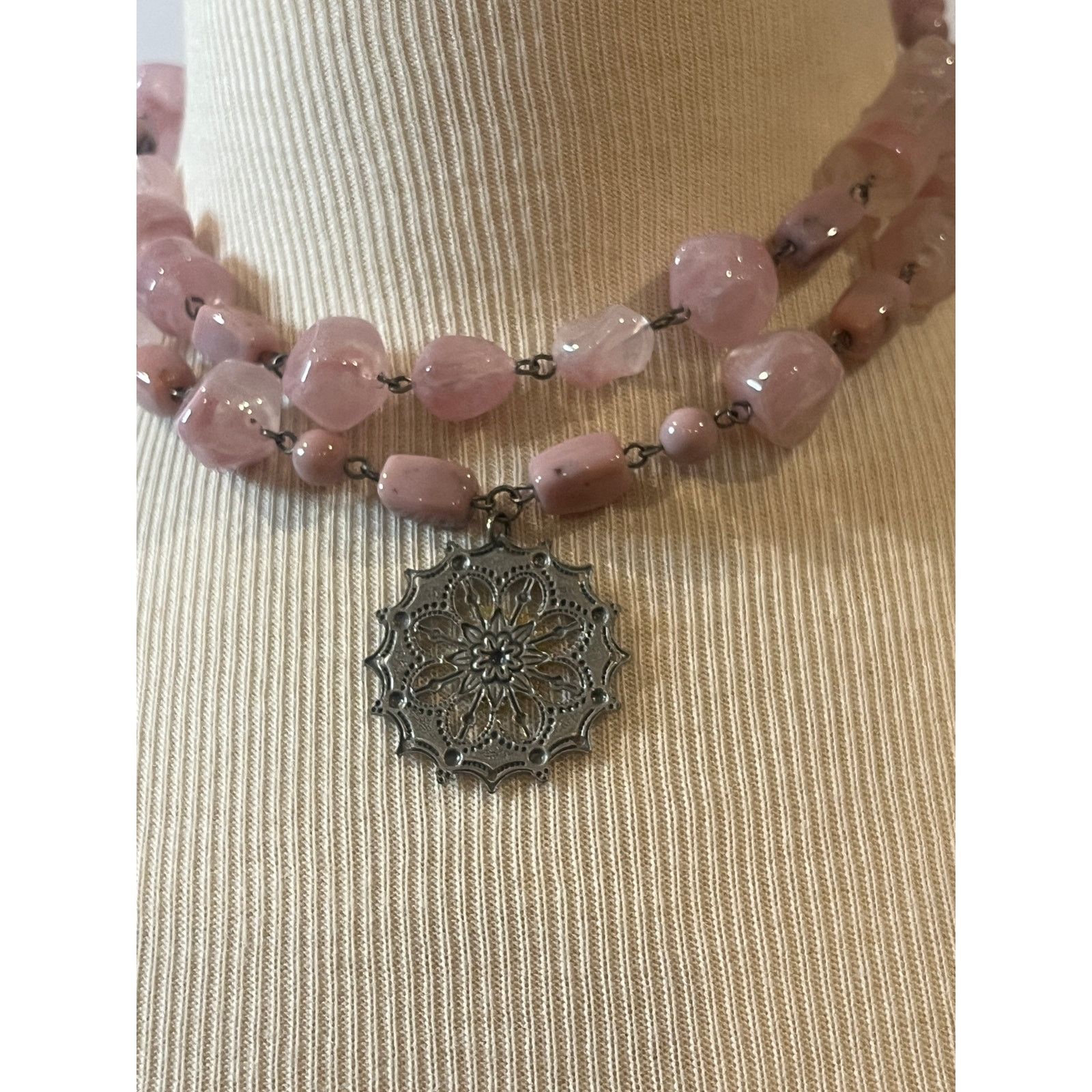 Other Vtg Rose Glass Bead Necklace Silver-tone Filigree Pendant Size ONE SIZE - 4 Thumbnail