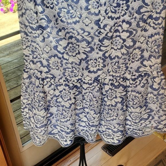 Designer BCBGMAXAZRIA Blue Floral Lace Lined Midi Sz. 10 Skirt Size 32" / US 10 / IT 46 - 3 Thumbnail