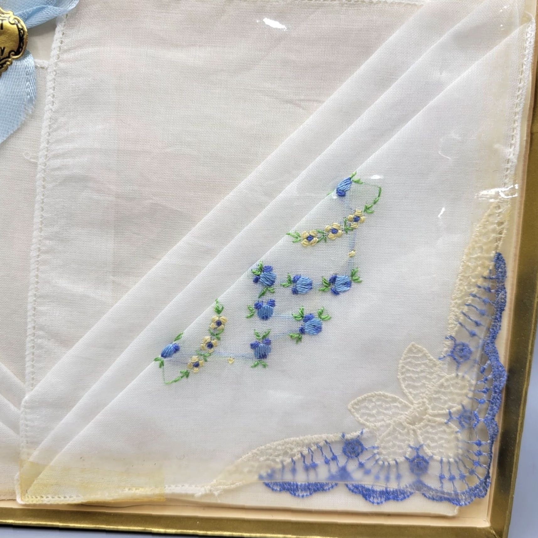 Vintage VINTAGE Handkerchiefs Embroidered Set of 2 in Decorative Box White Floral Never Used Ladies Mens Girls Boys Complex? Size ONE SIZE - 5 Thumbnail