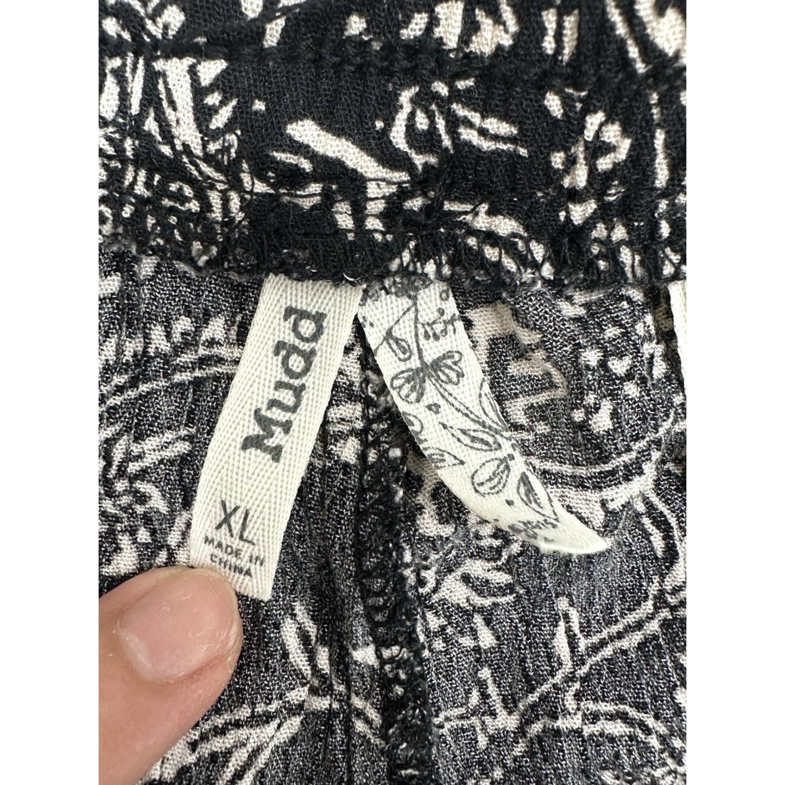 Vintage Mudd Womens Juniors Shorts Size XL Black Paisley Flowy Ruffled Elastic Waist Size 40" / US 18 - 4 Thumbnail