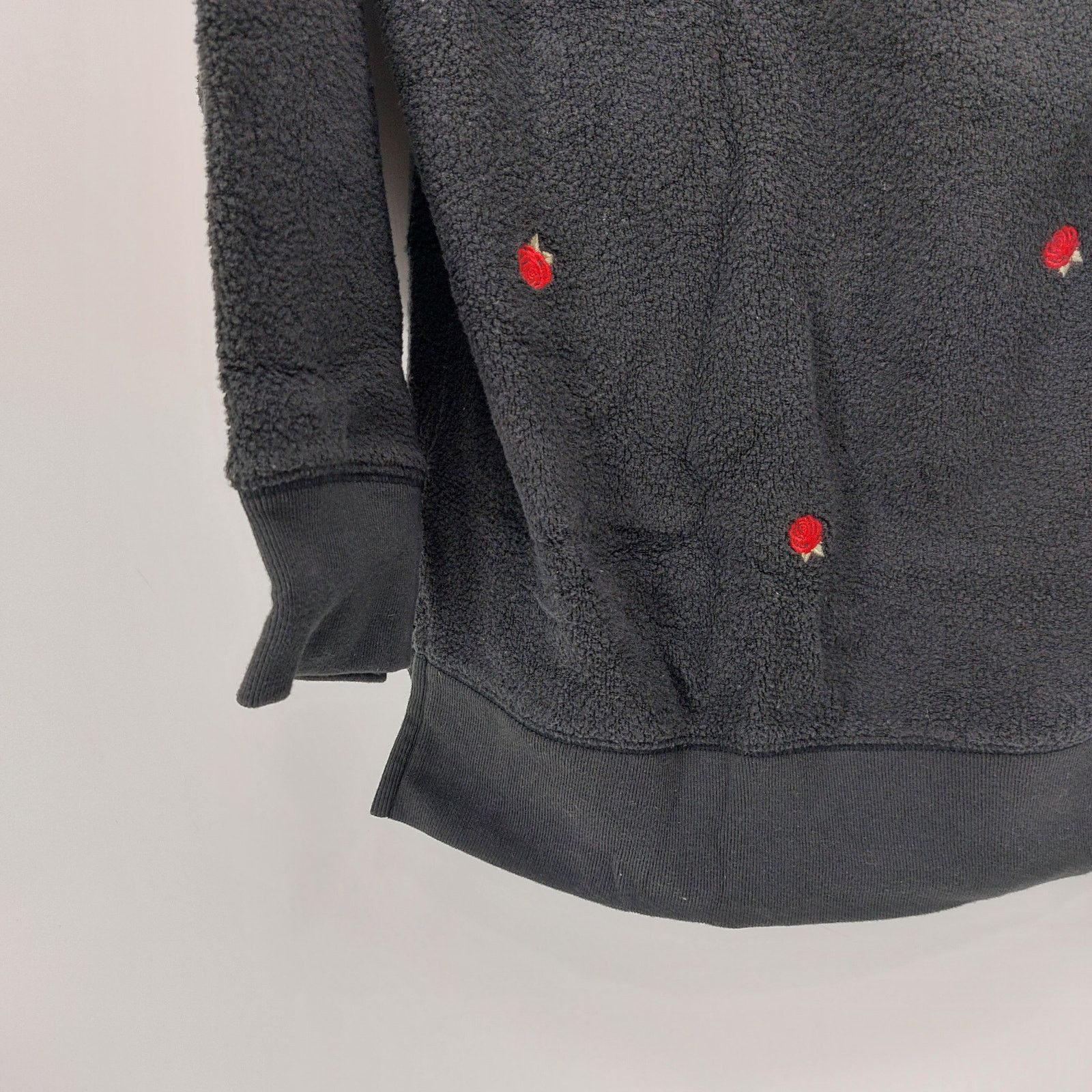 Victoria's Secret Victoria Secret Black Red Rose Sweater Size M Floral Casual Size M / US 6-8 / IT 42-44 - 9 Thumbnail