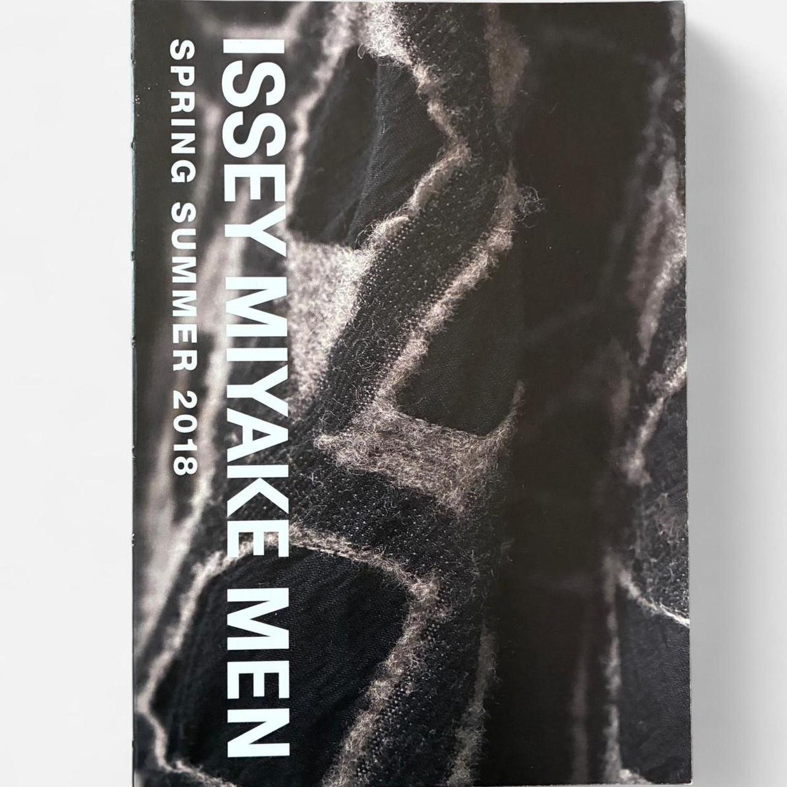 Issey Miyake × Pleats Please Issey Miyake Issey Miyake Men spring /summer 2018 catalog lookbook Size ONE SIZE - 1 Thumbnail