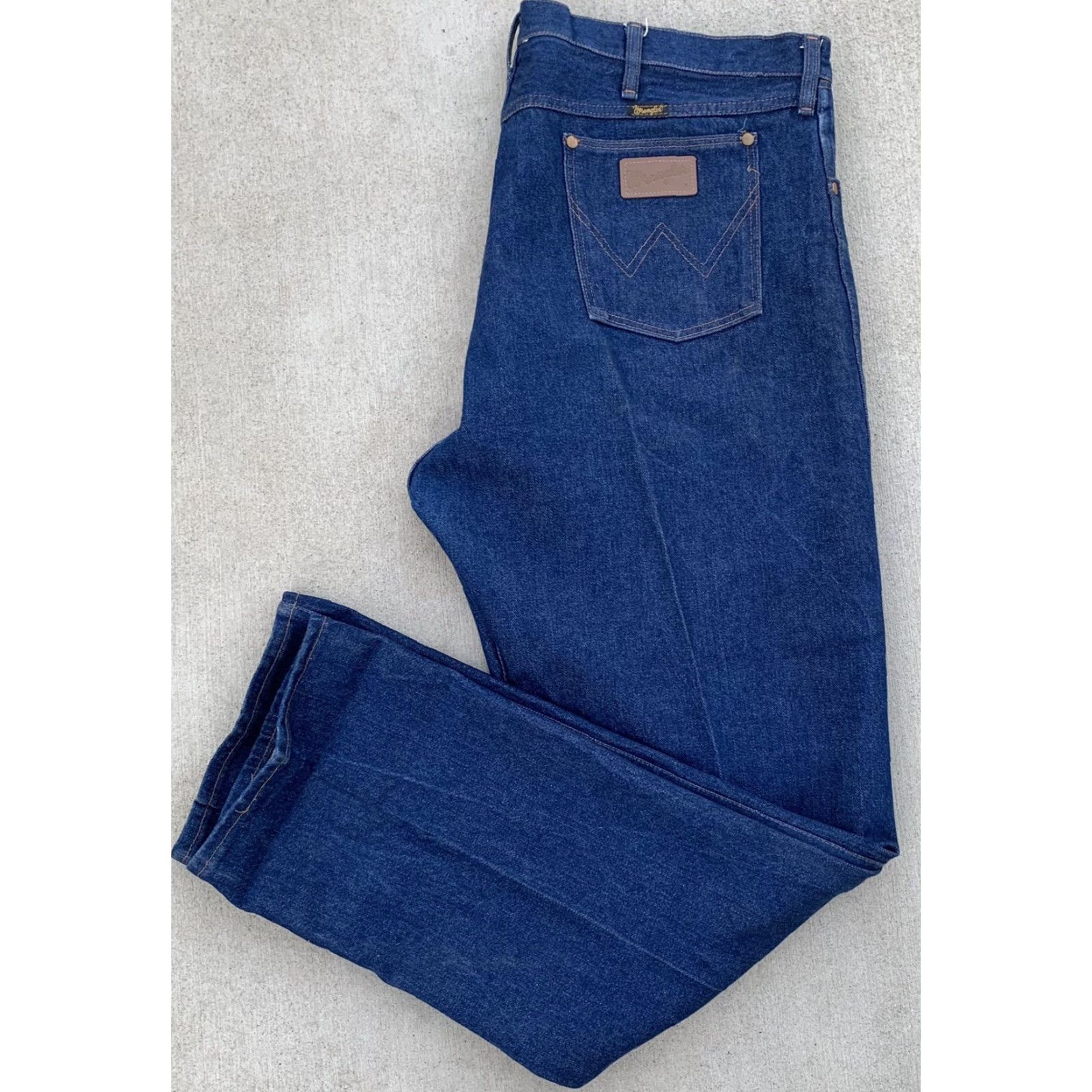 Wrangler VINTAGE Wrangler 13MWZ Jeans Shirt? No. Jeans. Wrangler 13MWZ Kid? No. This is Men. Wrangler Jeans 13MWZ Regular Inseam 34 34 1/4"? Size US 44 / EU 60 - 2 Thumbnail