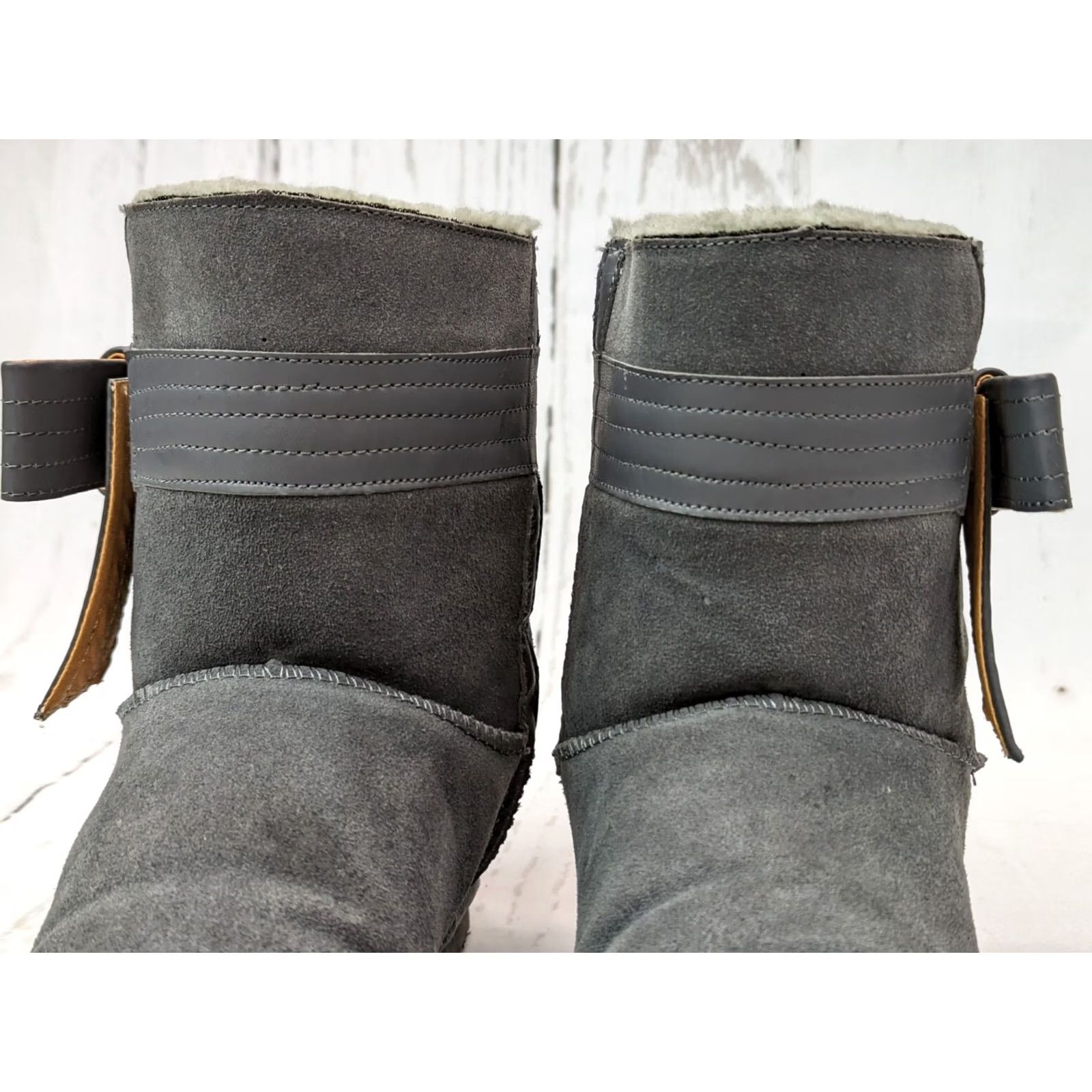 Ugg UGG Suede Boots Womens 9 Gray Bow Shearling Lined Winter Warm Short Platform 1 in Casual Boots Womens 9 Gray Bow Shearling Lined Winter Classic Size 30" / US 8 / IT 44 - 4 Thumbnail