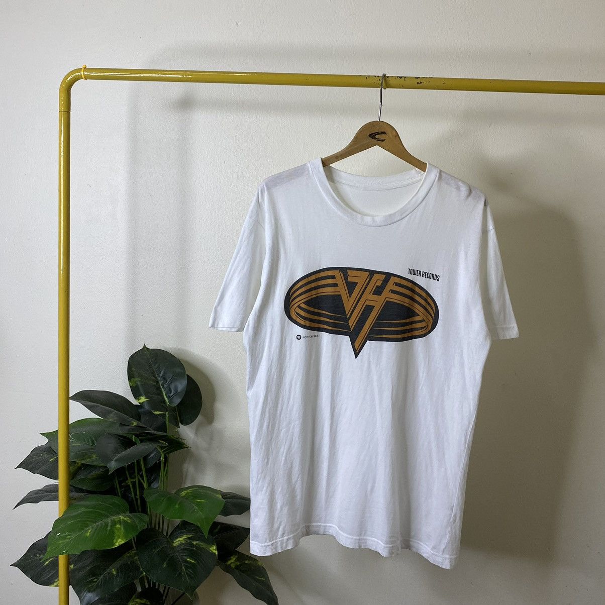 Band Tees Vintage 1996 Van Halen Tower Records Rare Band T Shirt Size US L / EU 52-54 / 3 - 1 Thumbnail