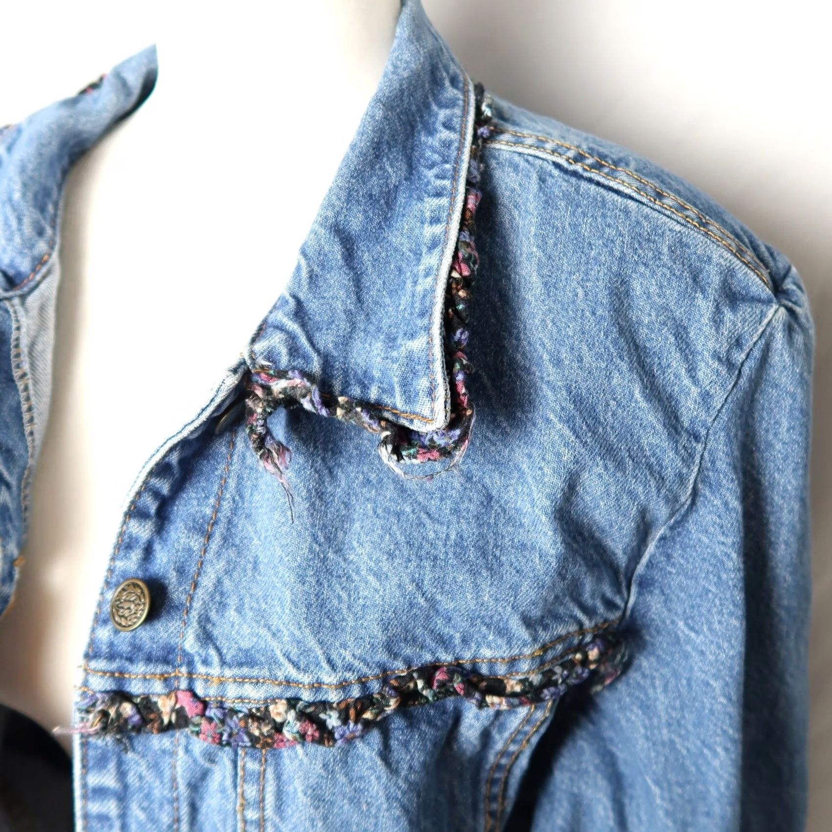 Denime VINTAGE 80s Denim Jacket Blue Floral Trim Cotton Size 6 Jacket Womens Ladies 1980s Casual Arts & Crafts Size 28" / US 6 / IT 42 - 3 Thumbnail