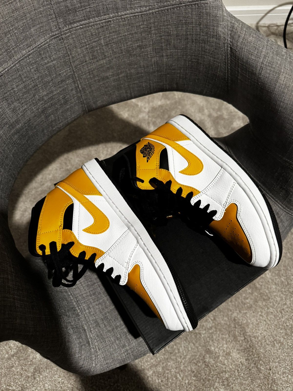 Jordan Brand Air Jordan 1 Mid Size US 9 / EU 42 - 4 Thumbnail
