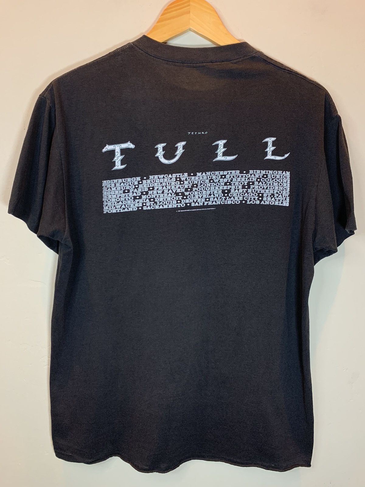 Band Tees × Vintage *RARE* Vintage 80’s Jethro Tull Tour Art Single Stitch Shirt Size US L / EU 52-54 / 3 - 2 Thumbnail