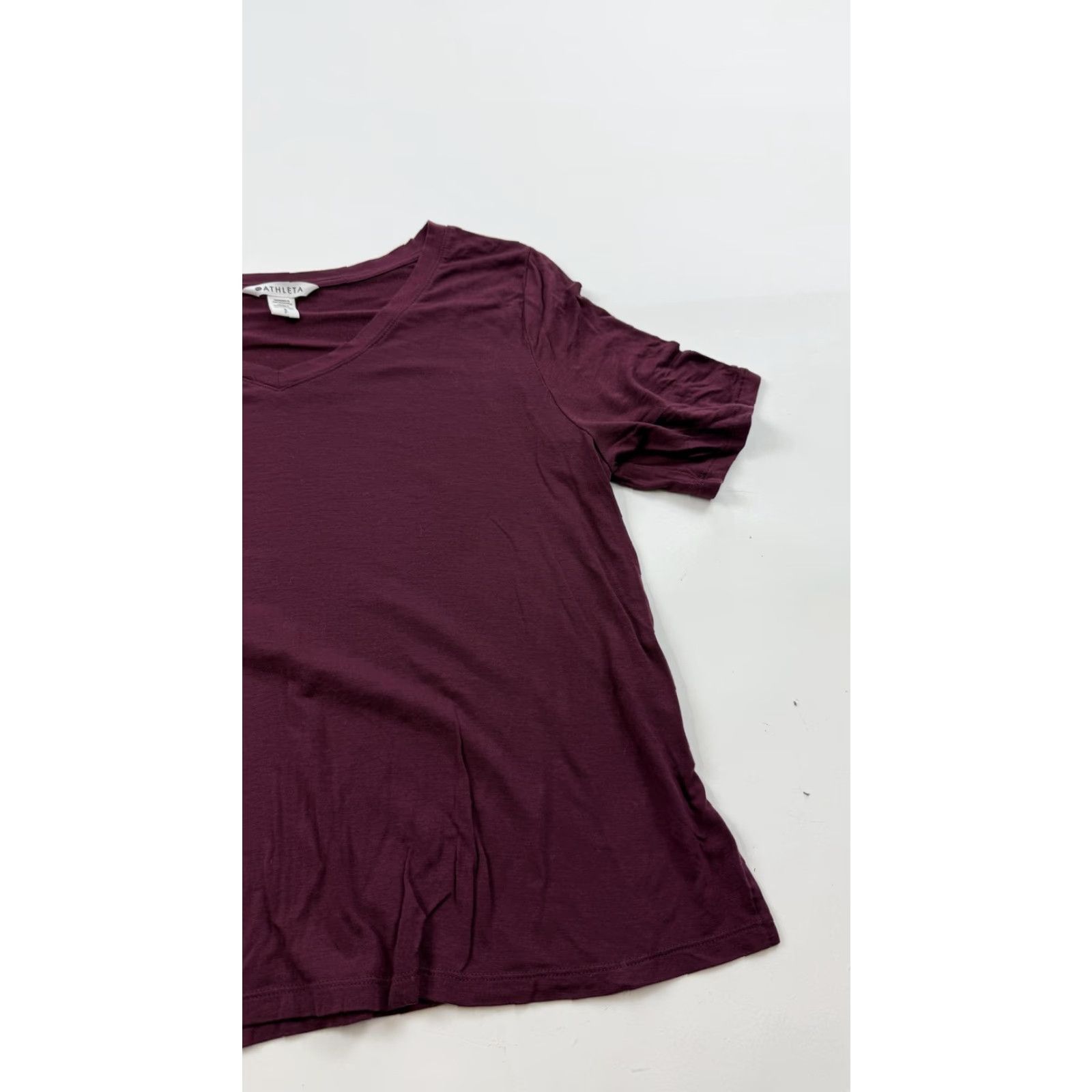 Athleta Athleta Shirt Womens Small Burgundy V-Neck Short Sleeve Side Slit Lightweight Size S / US 4 / IT 40 - 2 Thumbnail