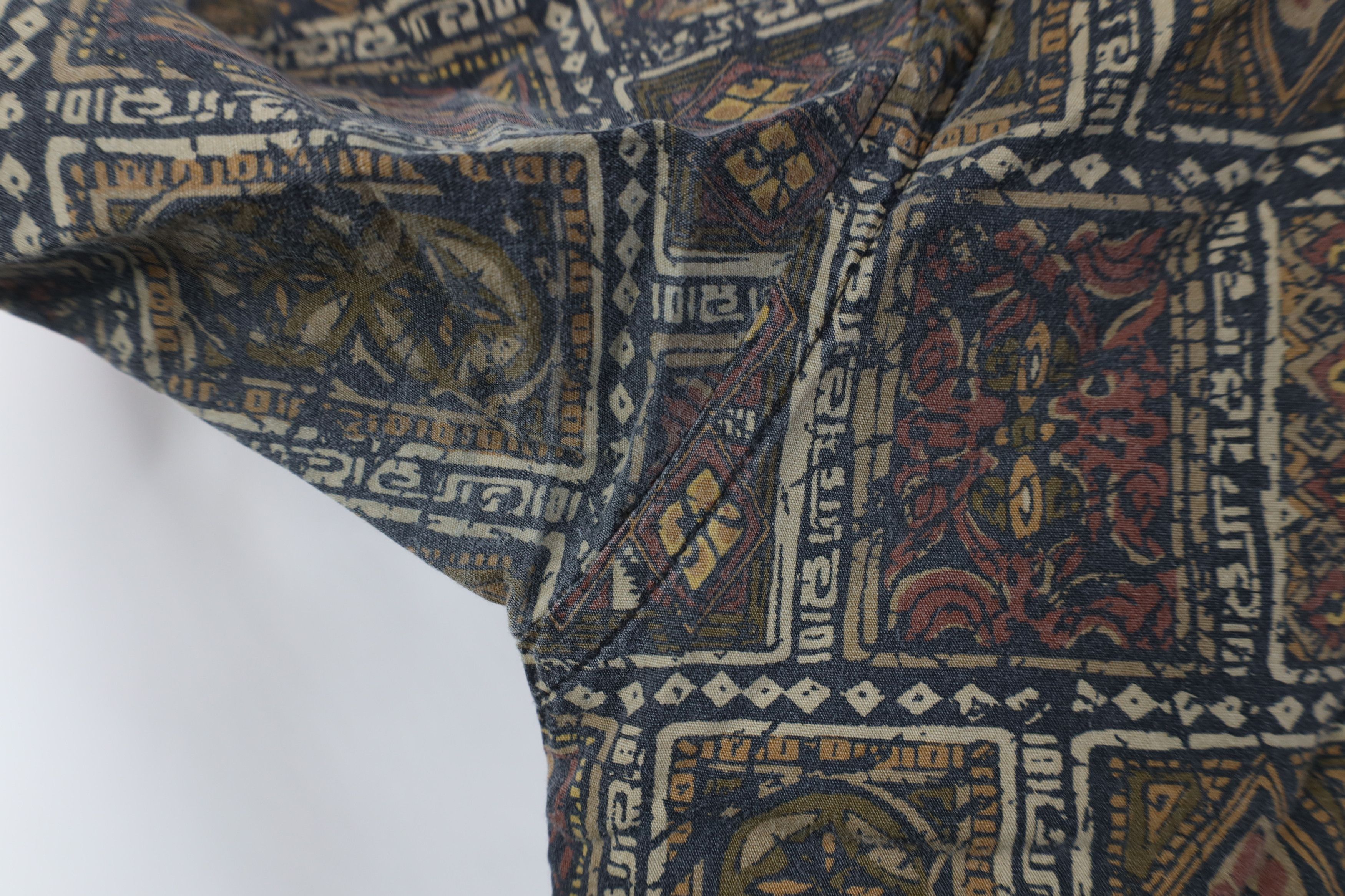 Vintage Vintage 90s Streetwear Geometric Hawaiian Button Shirt Size US XL / EU 56 / 4 - 7 Thumbnail