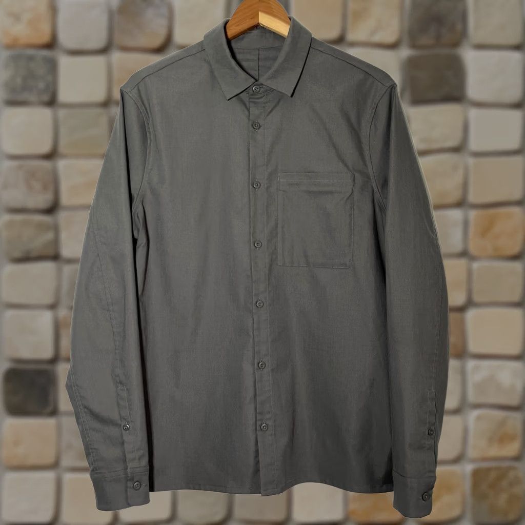 Lululemon VINTAGE? No. Lululemon Men's Button-Up Shirt Activewear M Green Casual Long Sleeve Regular Logo Basic Lightweight Size US M / EU 48-50 / 2 - 1 Thumbnail
