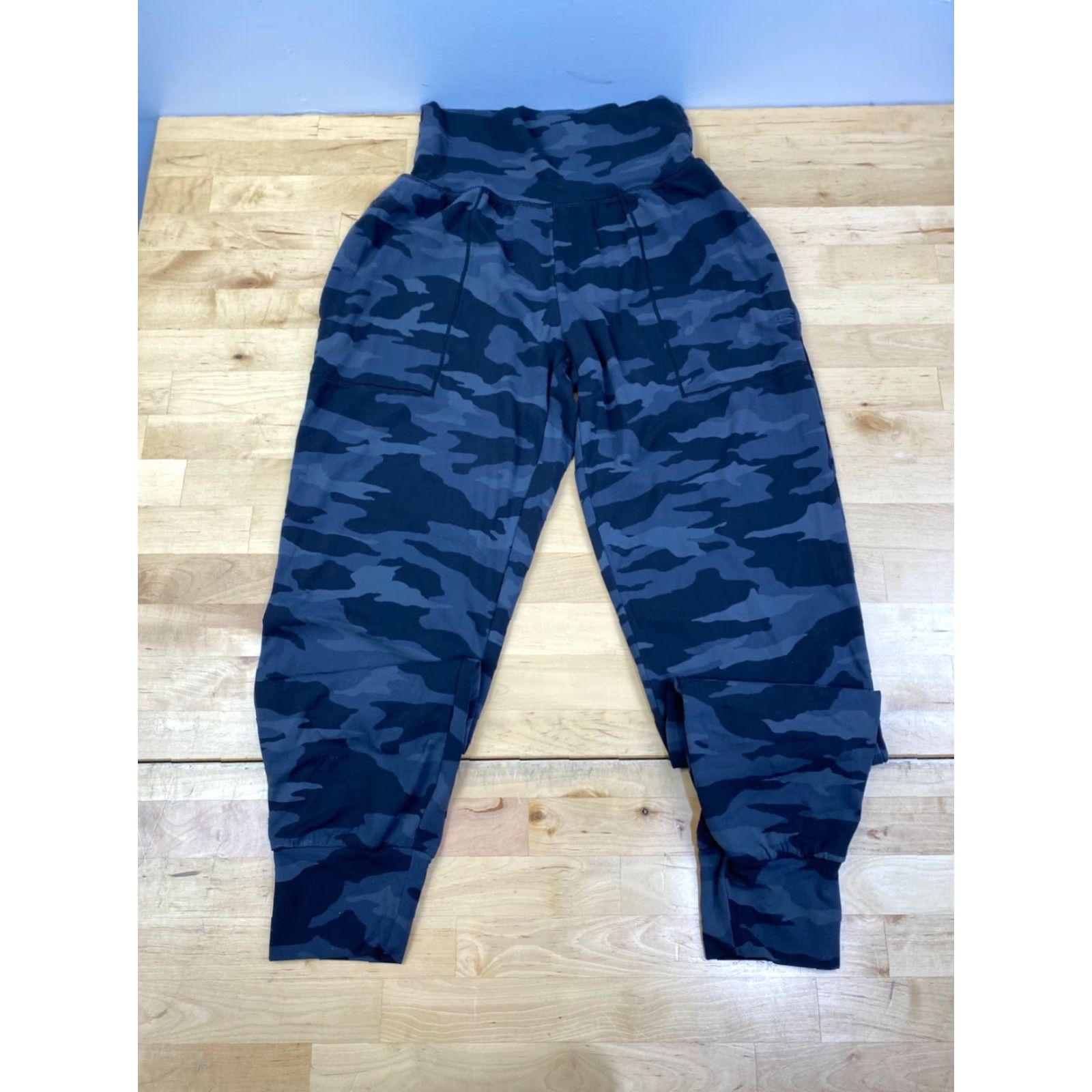 Athleta Athleta Salutation Camo Joggers Womens 2XS Black Activewear Casual Jogger Pants Womens Black 2XS 26.5in Inseam Size 24" / US 00 / IT 34 - 2 Thumbnail