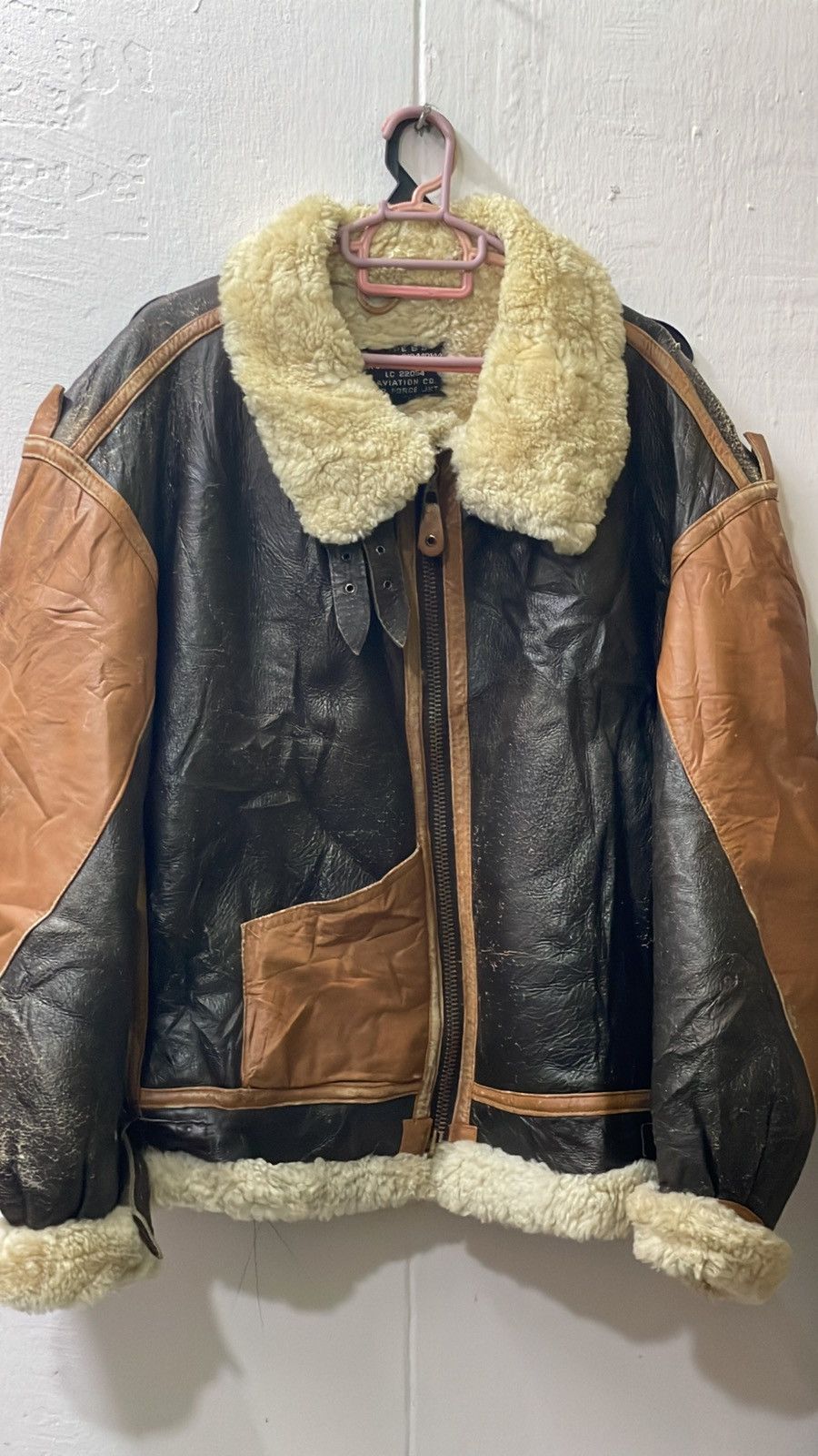 Vintage vintage brown leather jacket is a B-3 bomber flight jacket, Size US L / EU 52-54 / 3 - 1 Thumbnail