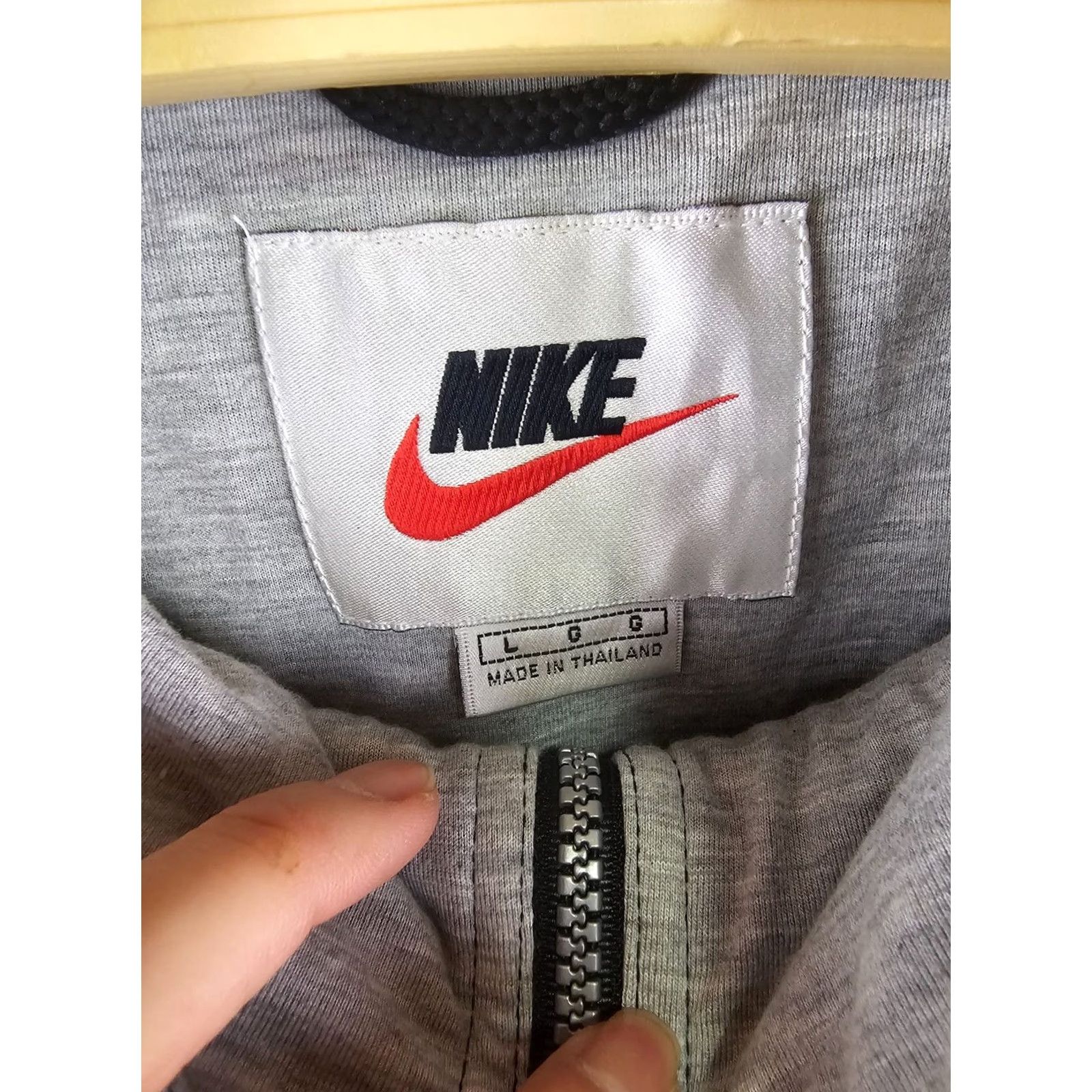 Nike VINTAGE Nike Windbreaker Jacket Black SZ LARGE 90's Swoosh Windbreaker Mens Jacket Black 27" Top to Bottom 23" Cross Shoulder 25" Shoulder to Cuff Size US L / EU 52-54 / 3 - 5 Thumbnail