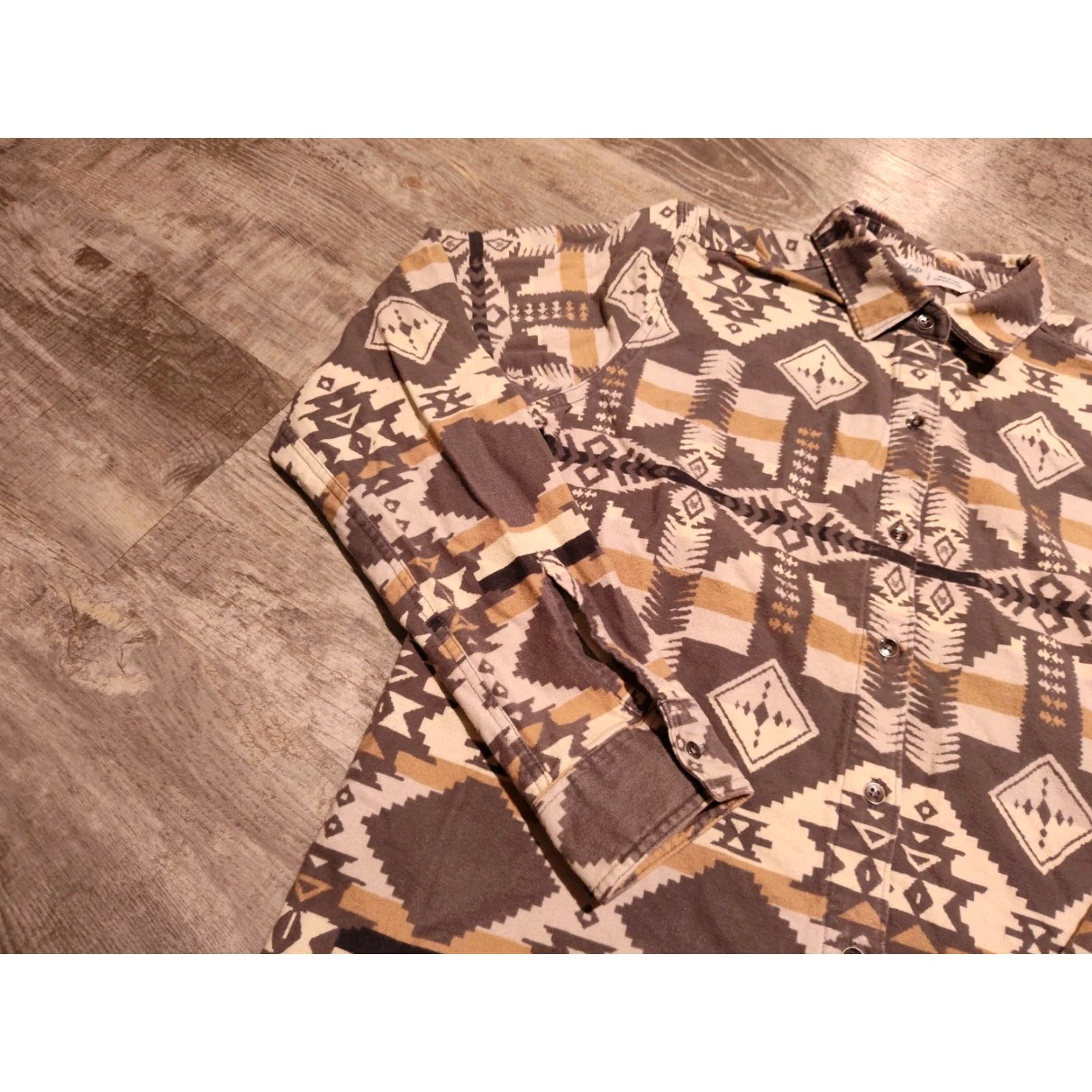 Vintage VINTAGE Woolrich Aztec Flannel Shirt Women's Long Sleeve Button Up Size S Beige Geometric Casual Workwear Size S / US 4 / IT 40 - 6 Thumbnail
