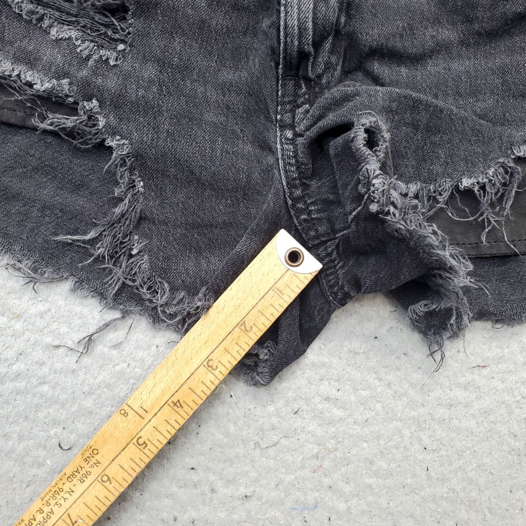 American Eagle Outfitters American Eagle Outfitters Gray Denim Cut-Off Shorts Womens Size 6 Size 28" / US 6 / IT 42 - 4 Thumbnail
