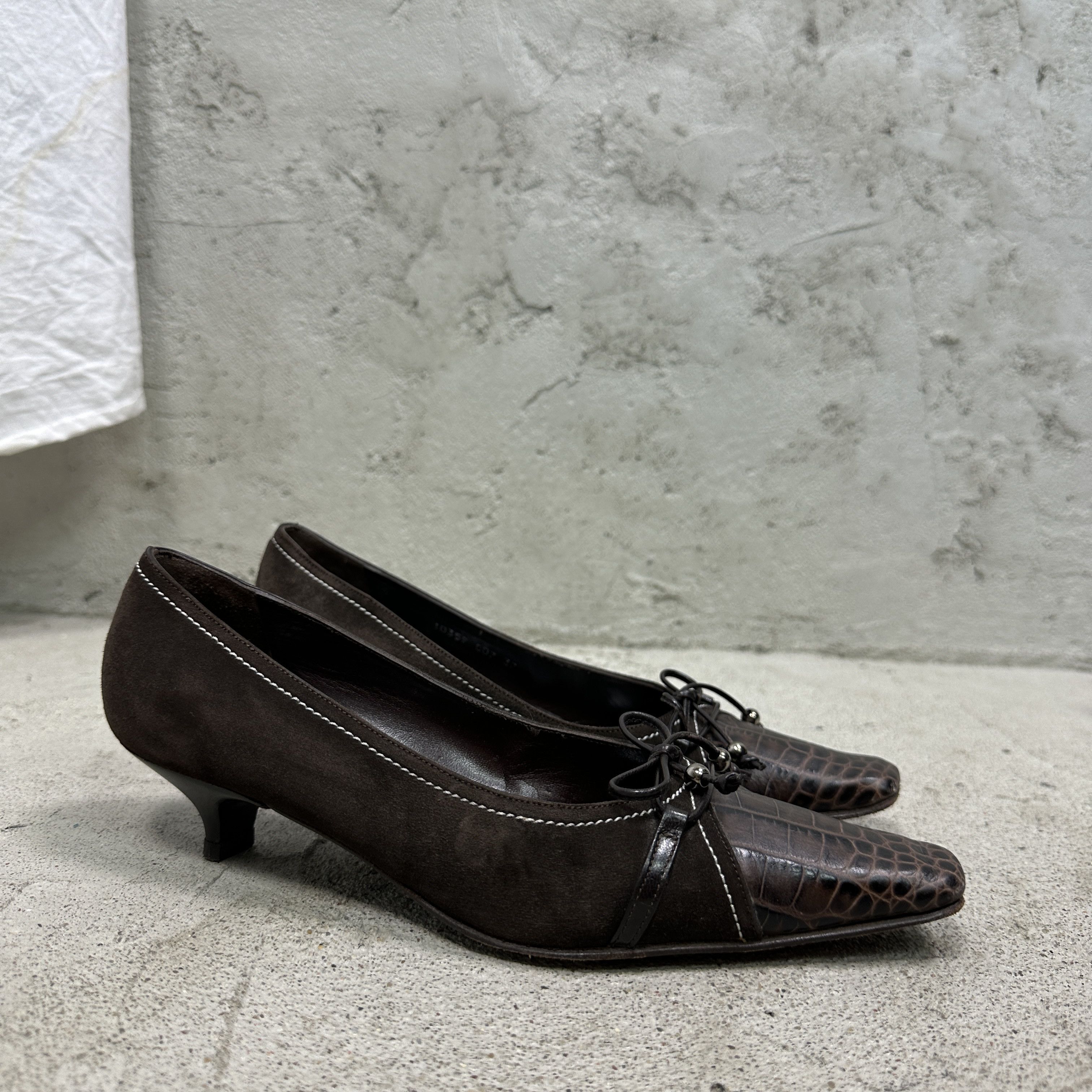 Vintage Vintage Avant Garde Leather Kitten Heels Bows Y2K Size US 7 / IT 37 - 4 Thumbnail