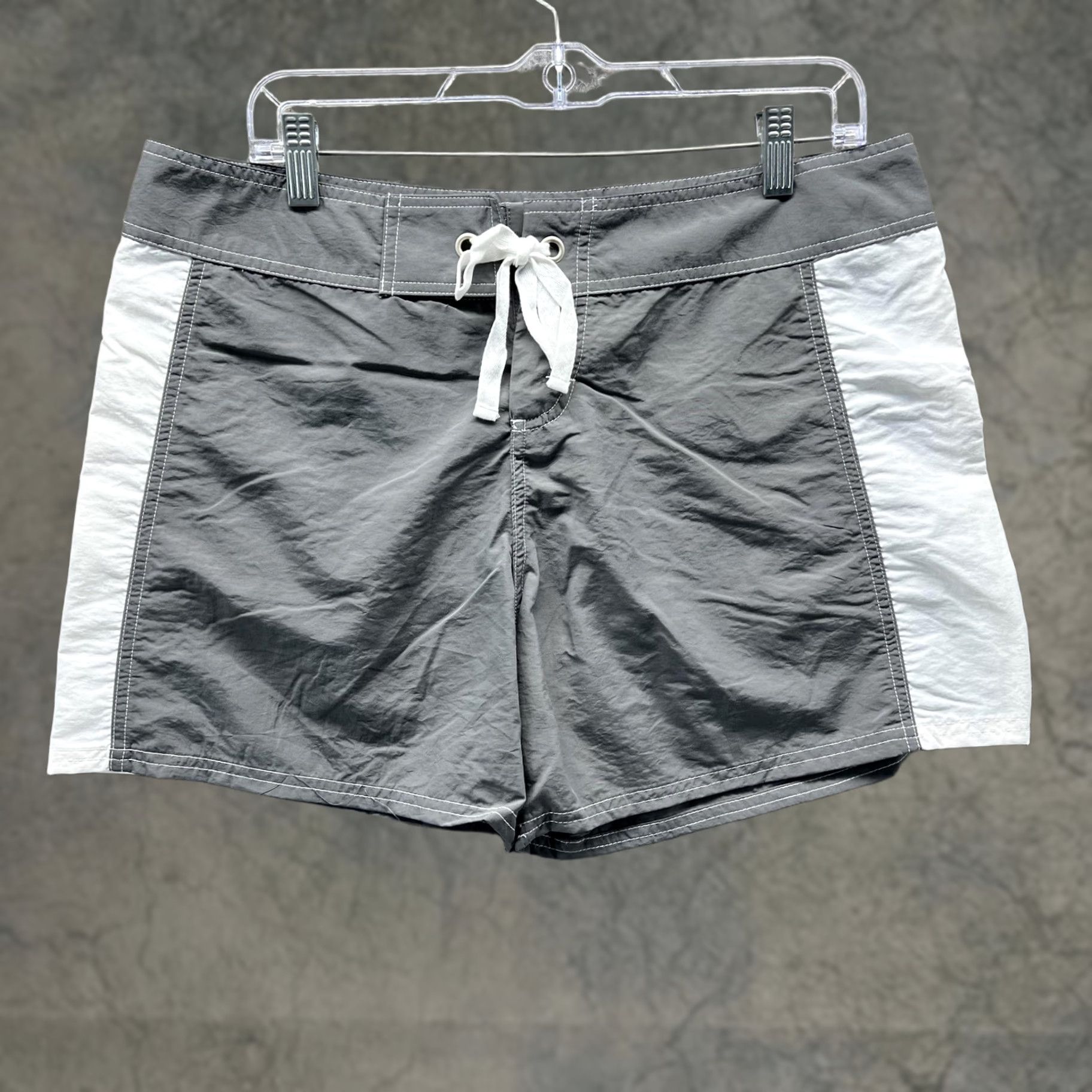 Tommy Bahama Tommy Bahama Swim Trunks Womens Medium Gray Colorblock Quick Dry Board Shorts Size 32" / US 10 / IT 46 - 1 Thumbnail