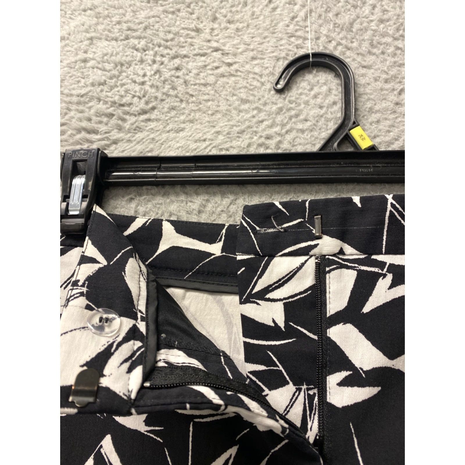 Vintage Mario Serrani Shorts Women’s 6 Italy Black White Leaf Stretch Pockets /0226 Size 28" / US 6 / IT 42 - 3 Thumbnail
